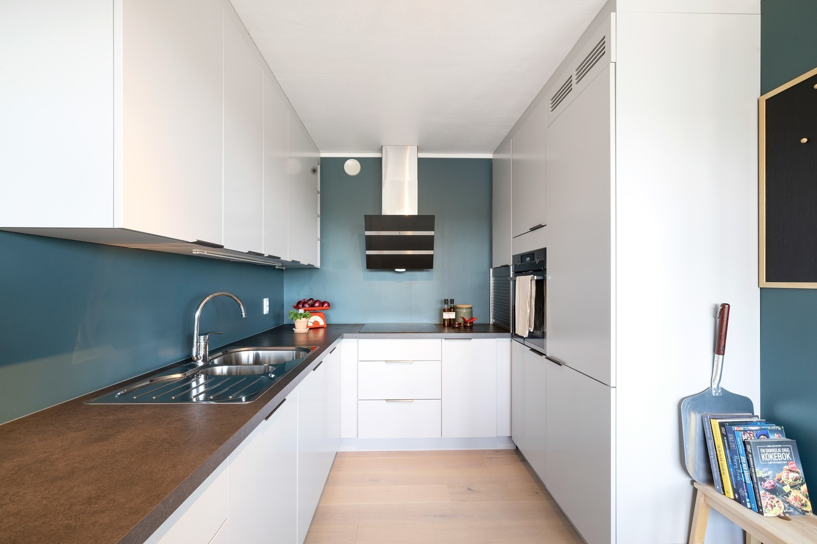 Kjøkken med integrerte hvitevarer Galleribilde