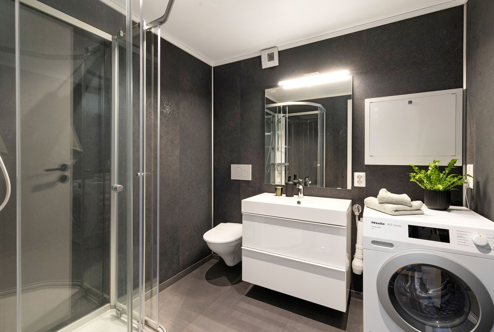 Pent bad med fliser på gulv Galleribilde