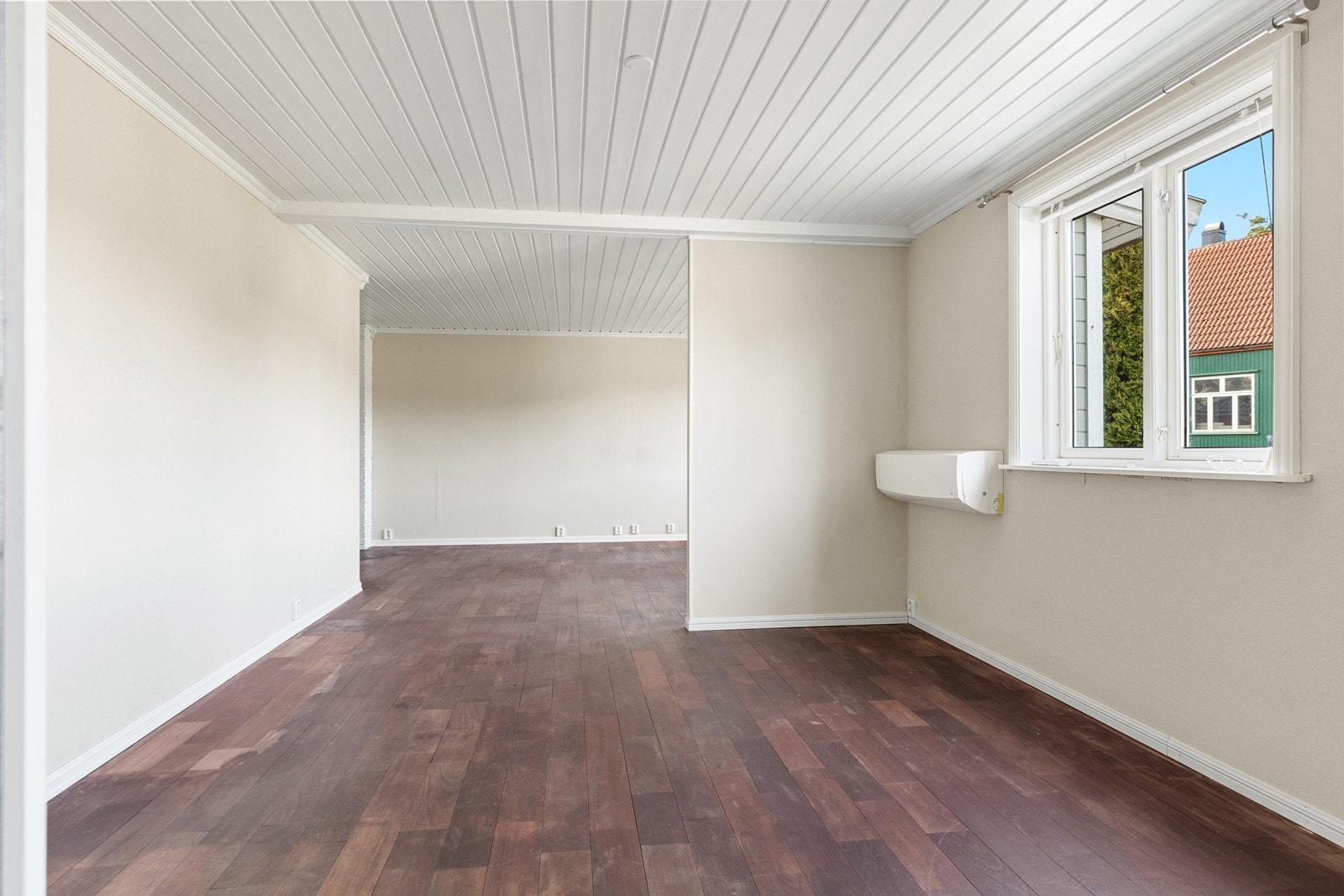 Gulvet er av heltre og kan slipes og lakkes. I taket er det malt panel Galleribilde