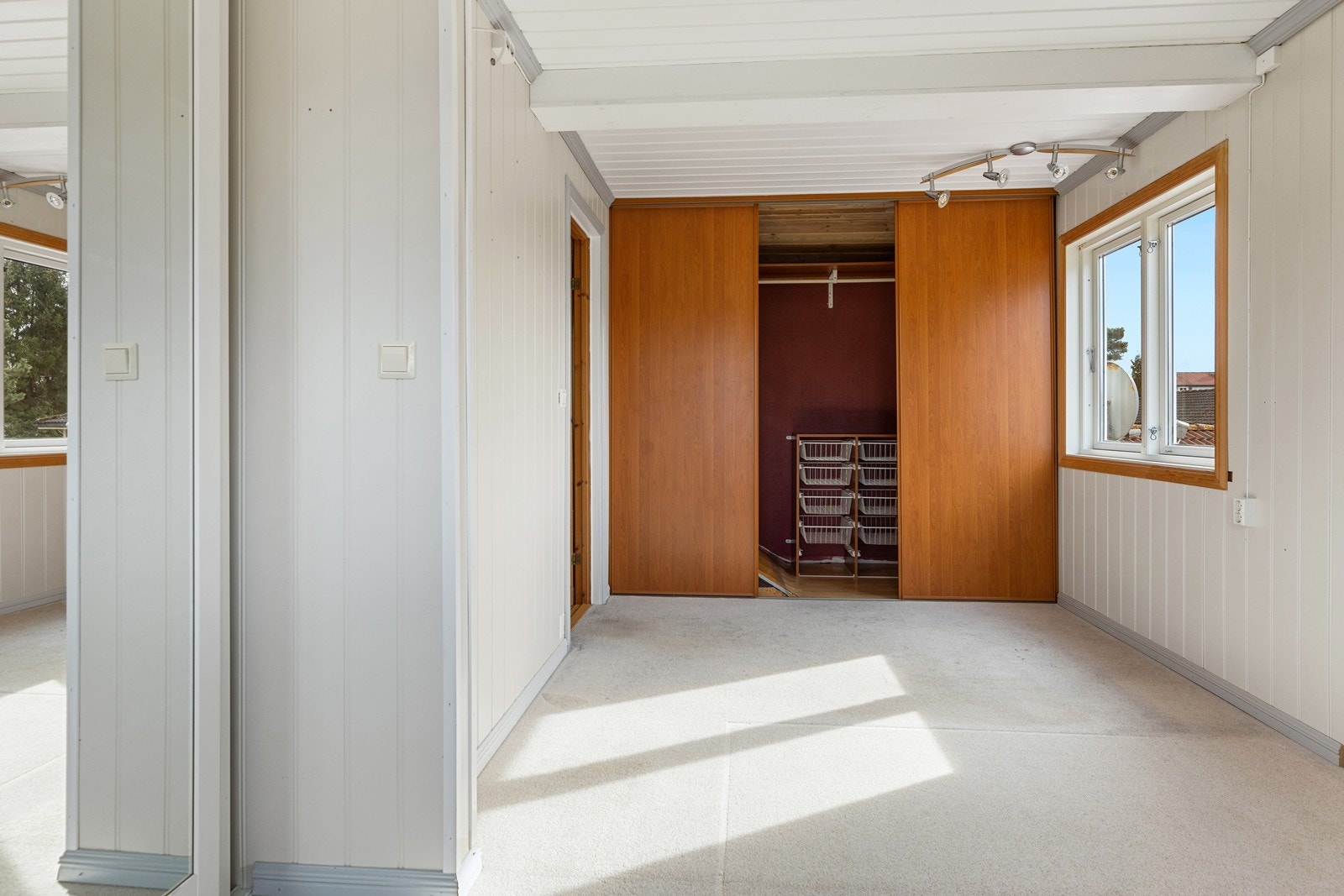 Det er også en skyvedørsgarderobe her, noe som gir ekstra god lagringsplass Galleribilde