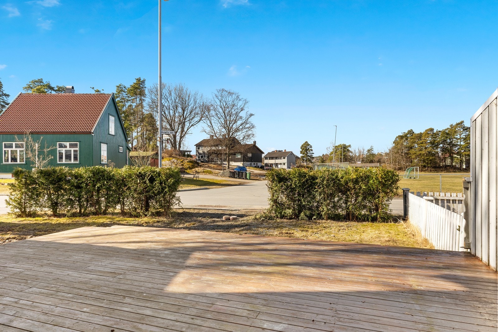 Det er stor platting med videre adkomst til hageområdet med gressplen og hekkbeplantning Galleribilde