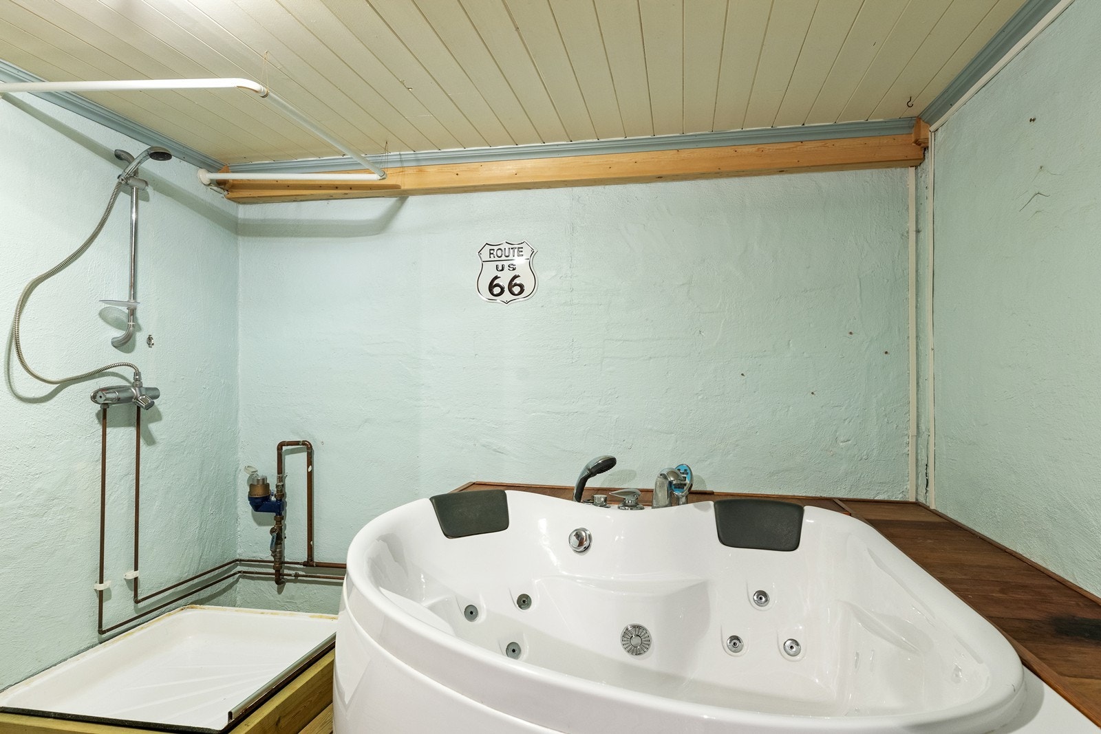 På veggene er det mur som er malt og i himlingen er det trepanel Galleribilde