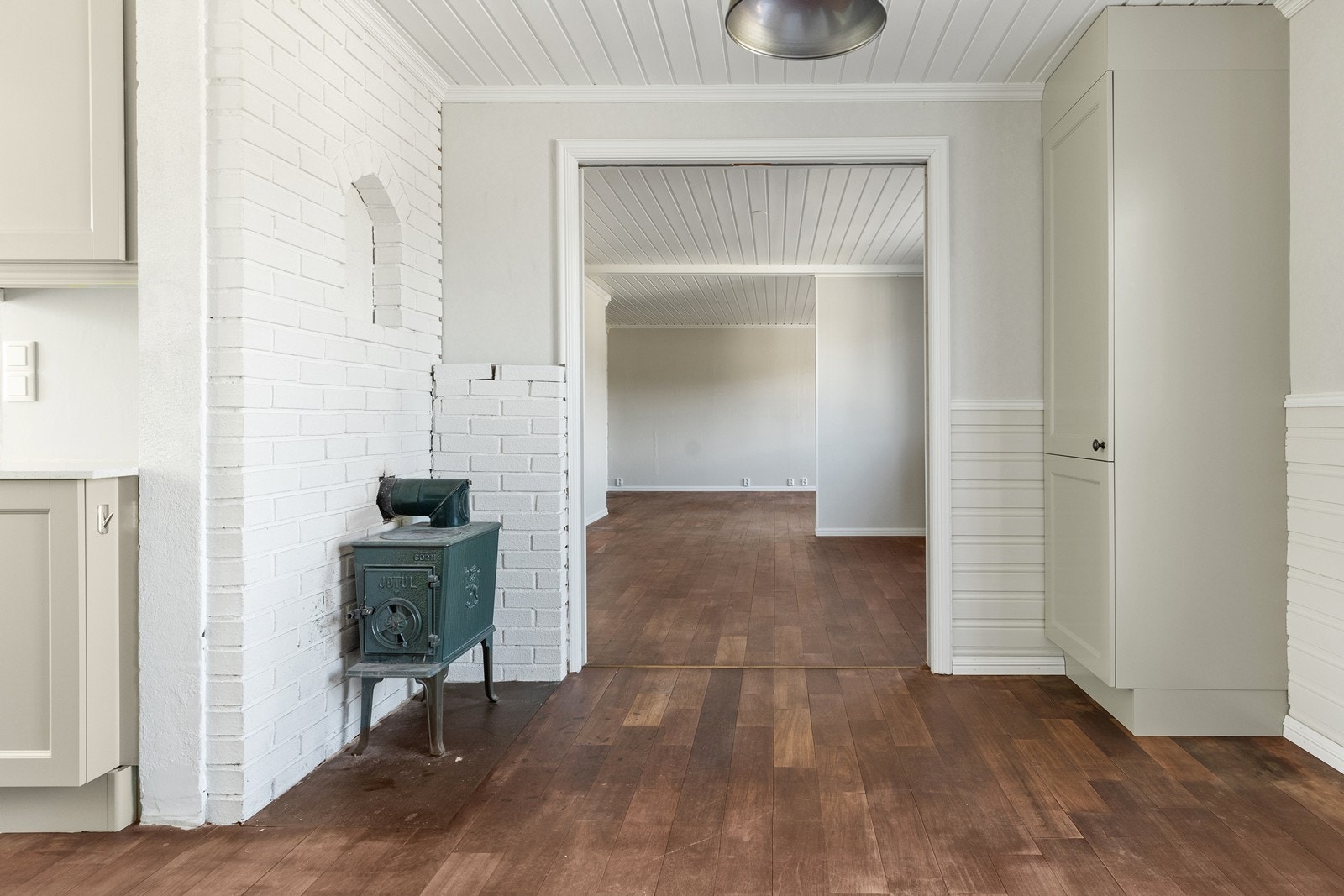 Deler av overflater på kjøkkenet har behov for oppgradering/modernisering - gulvoverflaten er generelt slitt både på kjøkken og i stue Galleribilde