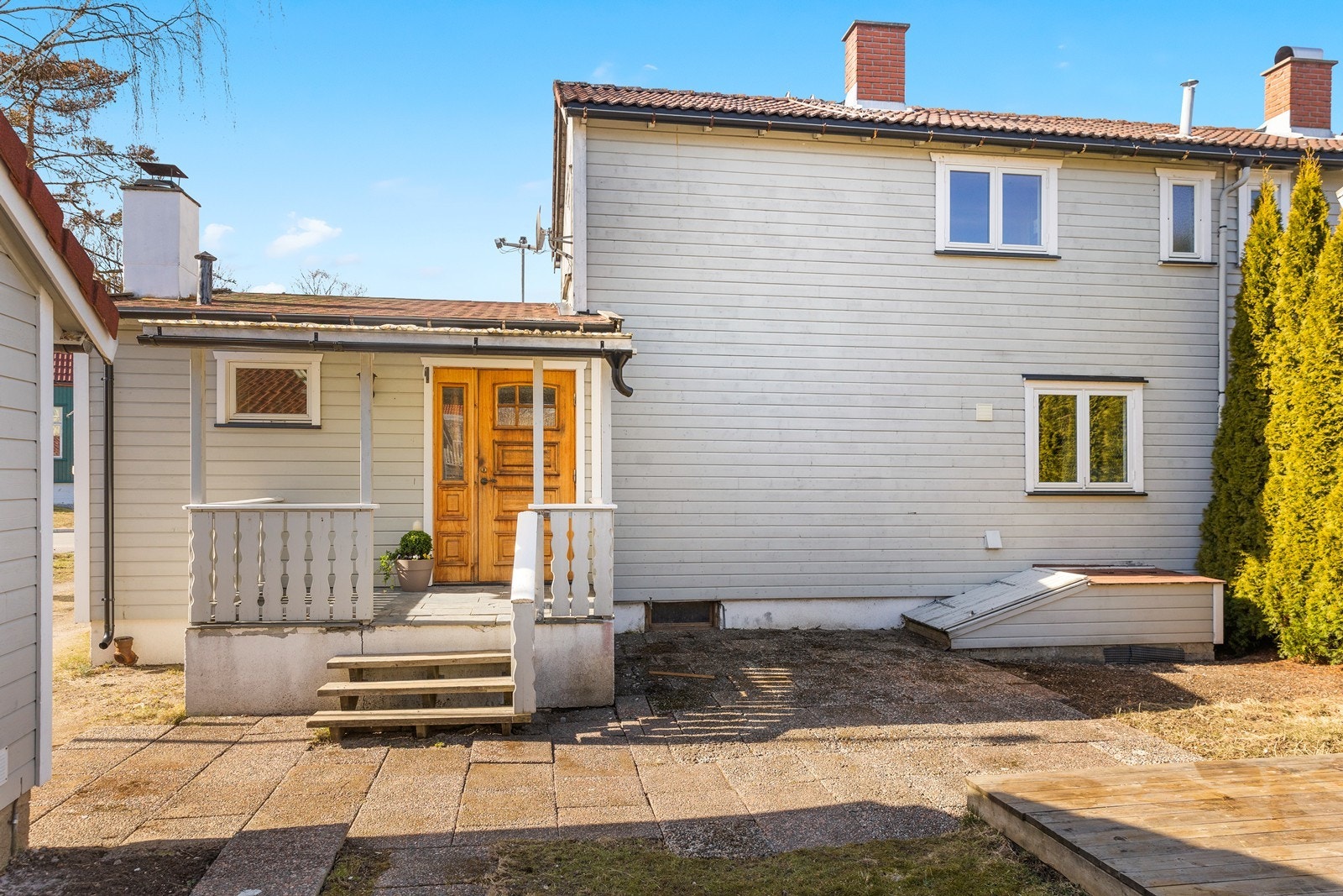 Inngangspartiet er overbyd, med atkomst via trapp fra bakkeplan Galleribilde