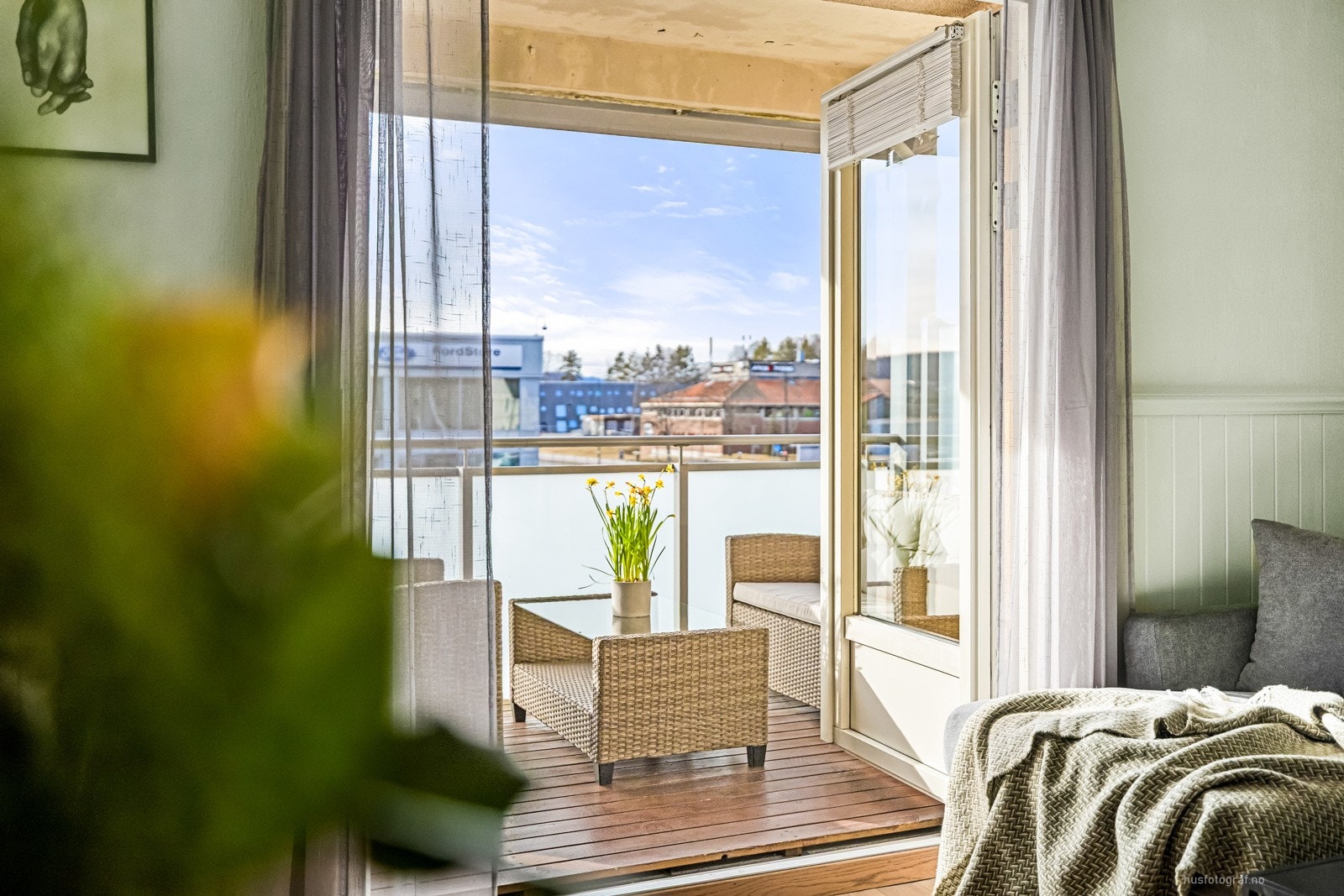 Leiligheten ligger i 2. etasje og har solrik balkong, fast utendørs p-plass og 3 boder. Galleribilde