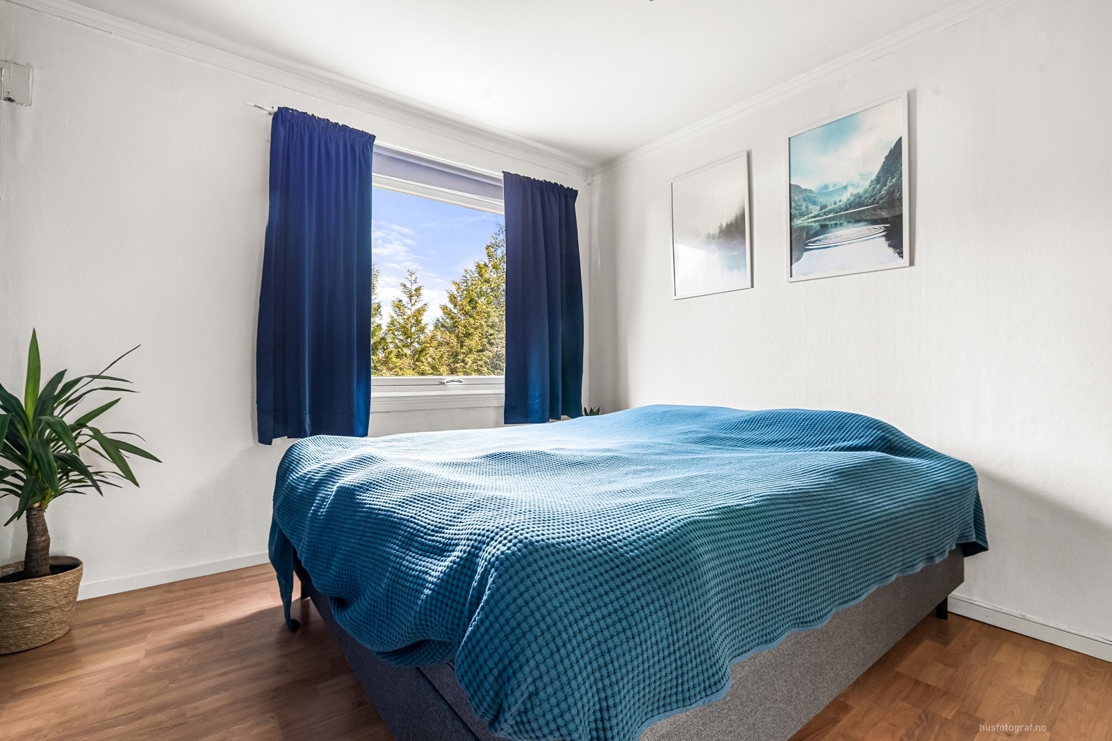 Lys og stort soverom med god plass til dobbeltseng og nattbord på hver side. Galleribilde