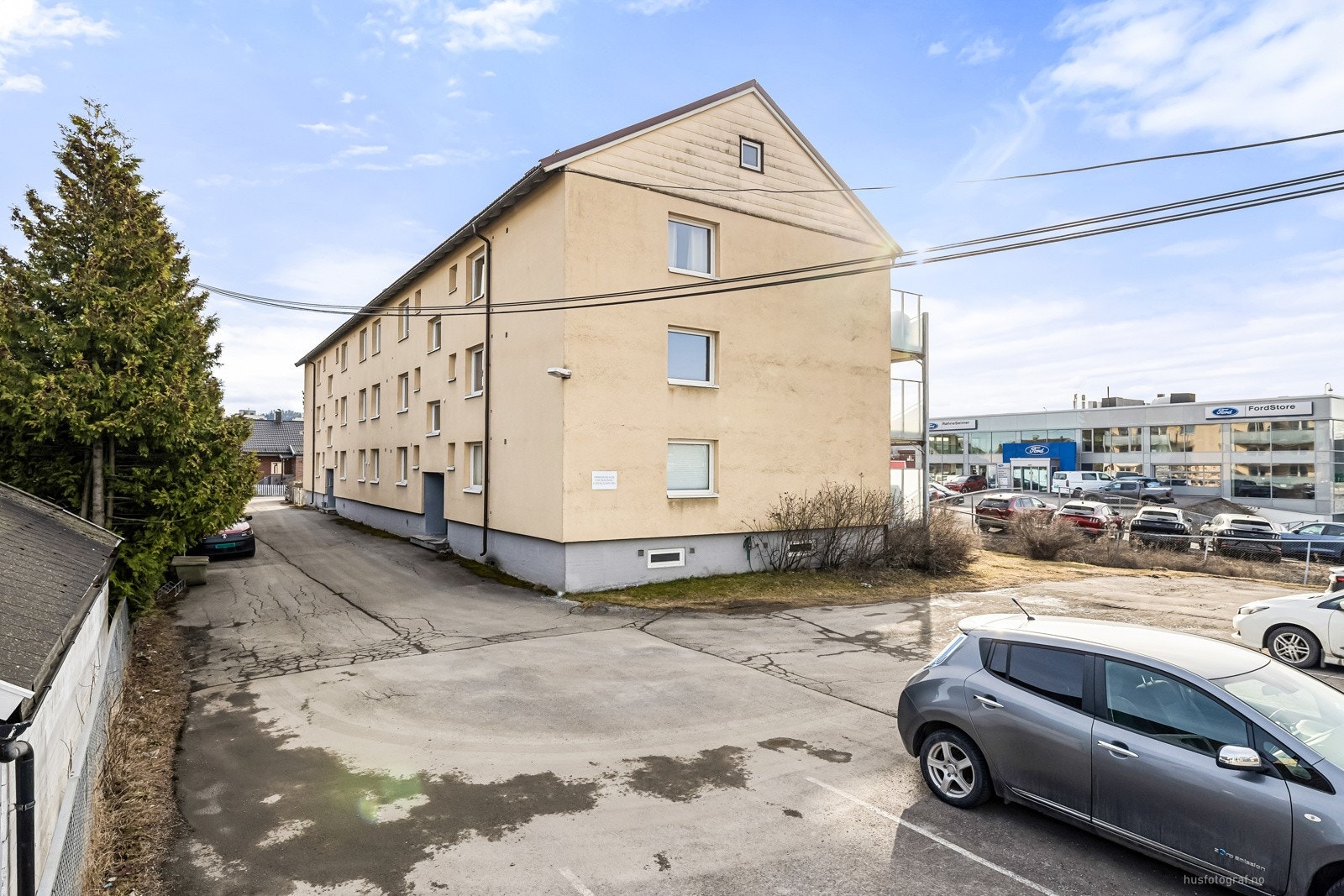 Det medfølger fast utendørs parkeringsplass. Borettslaget har også gratis gjesteparkering foran hver oppgang. Galleribilde