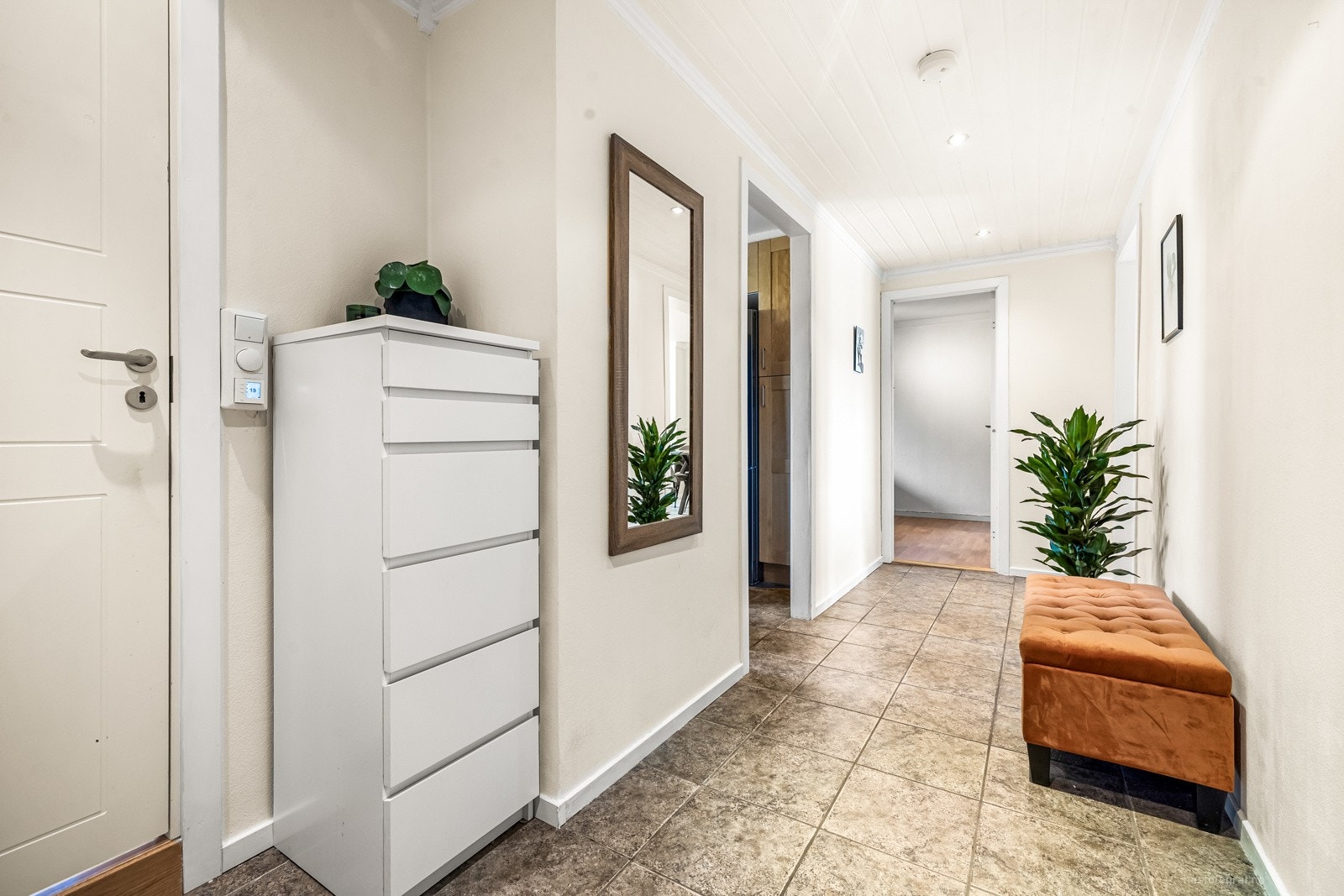 Lys og hyggelig entré med downlightsbelysning. Galleribilde