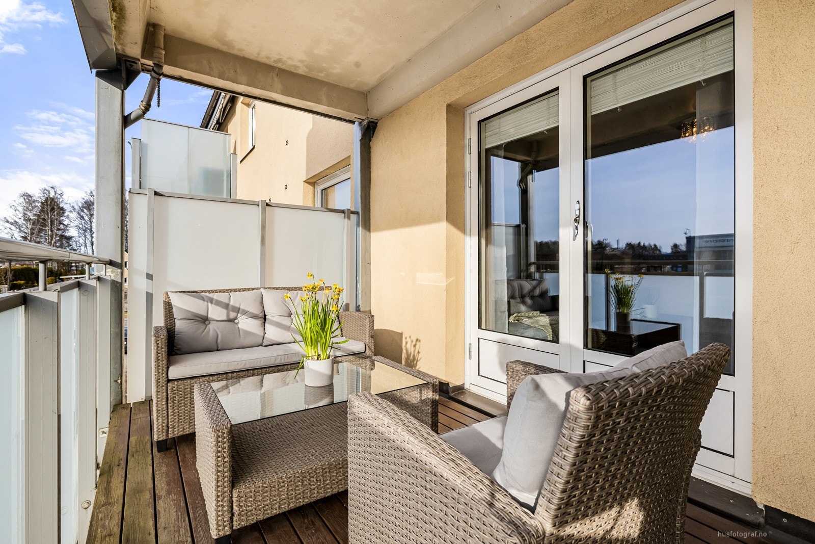 Balkongen utenfor stuen måler ca. 8 kvm og vender mot vest - her er det gode solforhold fra dag til kveld. Galleribilde