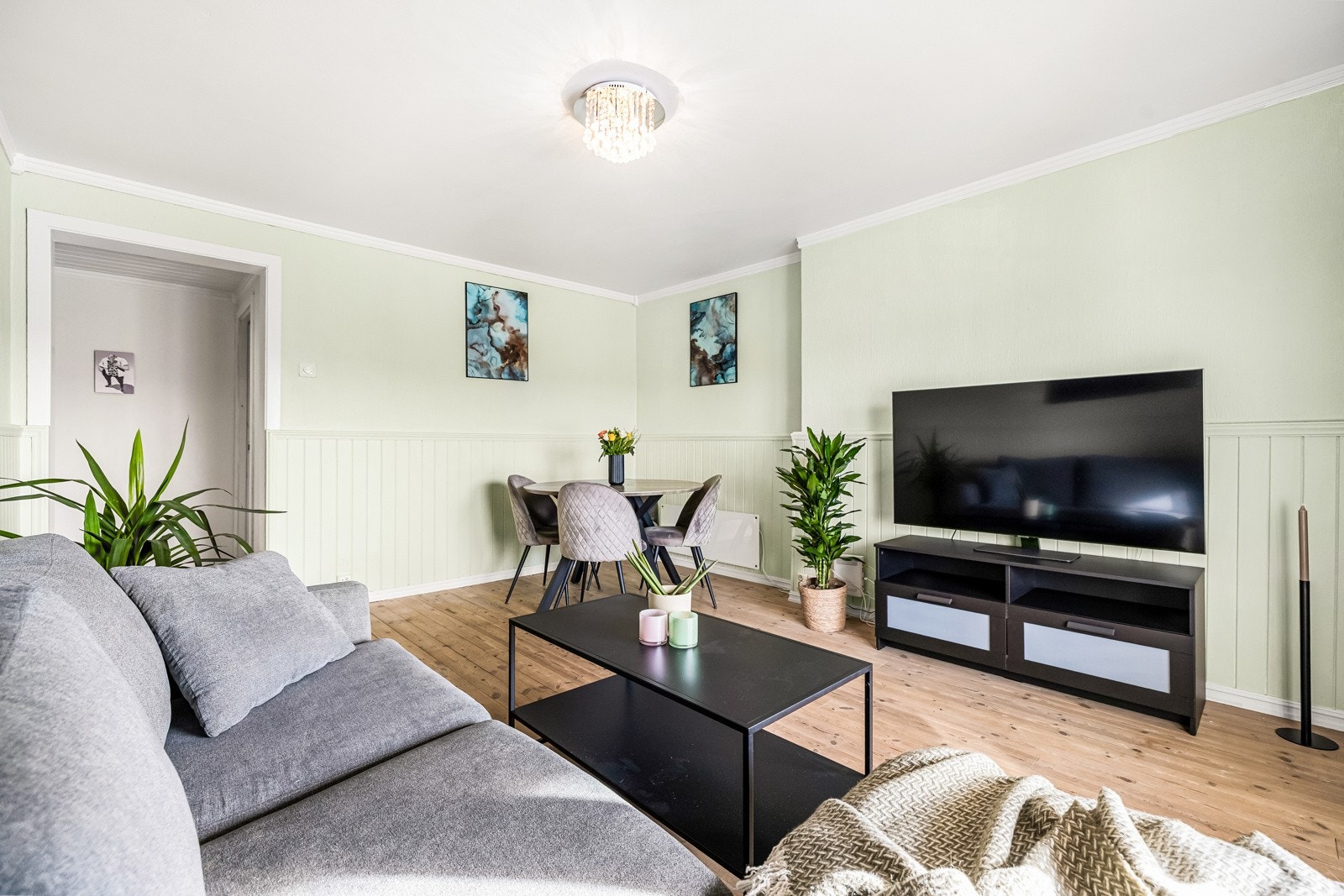 Lun og hyggelig stue med sjarmerende tregulv og god plass til møblering. Galleribilde