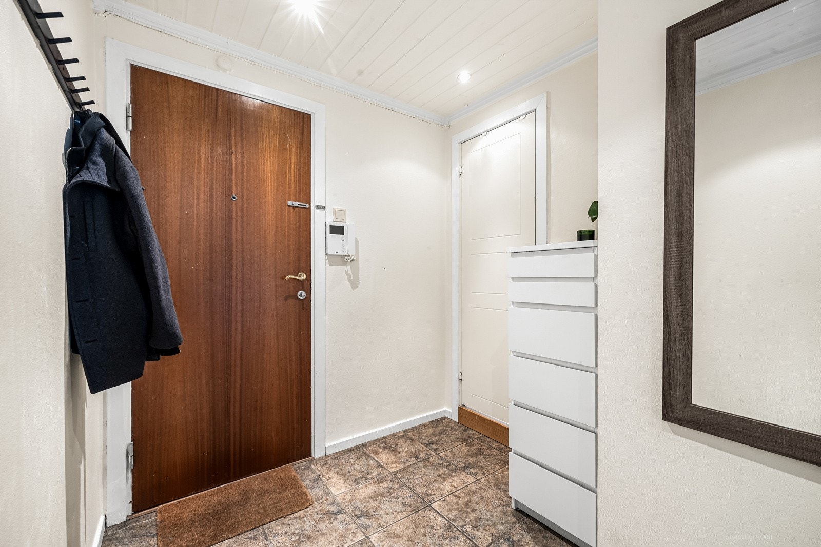 Her er det god plass til garderobeskap, skohylle og knagger på veggene. Galleribilde