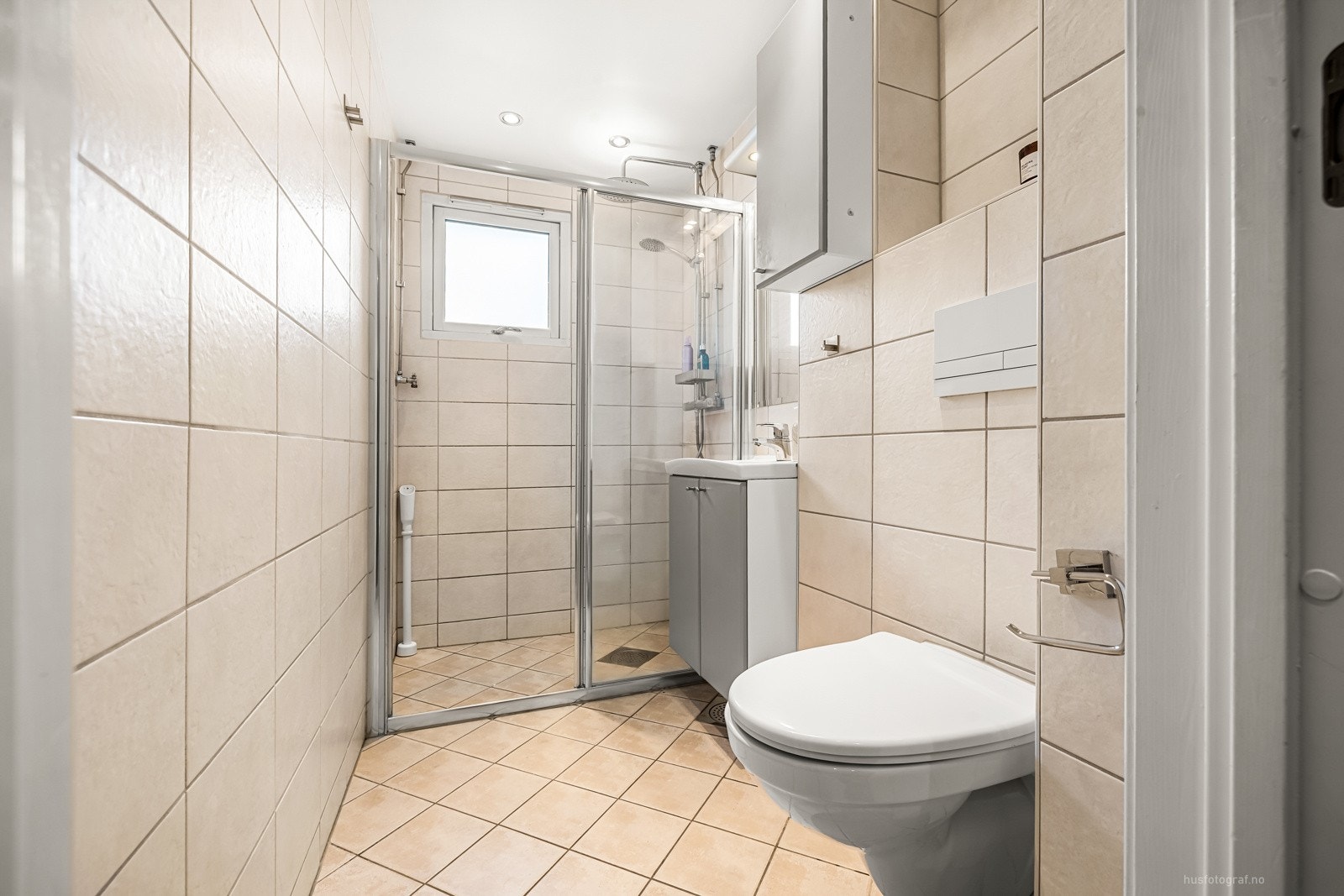 Badet ble totalrenovert i regi av brl i 2014. Innredet med flislagte overflater, gulvvarme og downlights. Det er opplegg for vaskemaksin i dusjsonen. Galleribilde