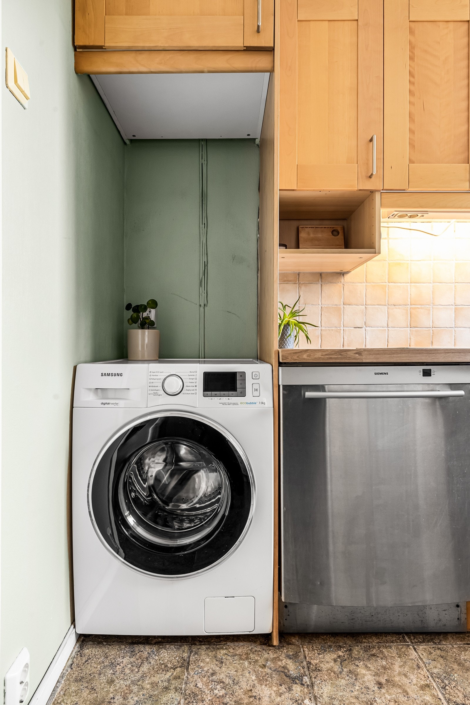 På kjøkkenet er det opplegg for oppvaskmaskin og vaskemaskin (det er også opplegg på bad). Galleribilde