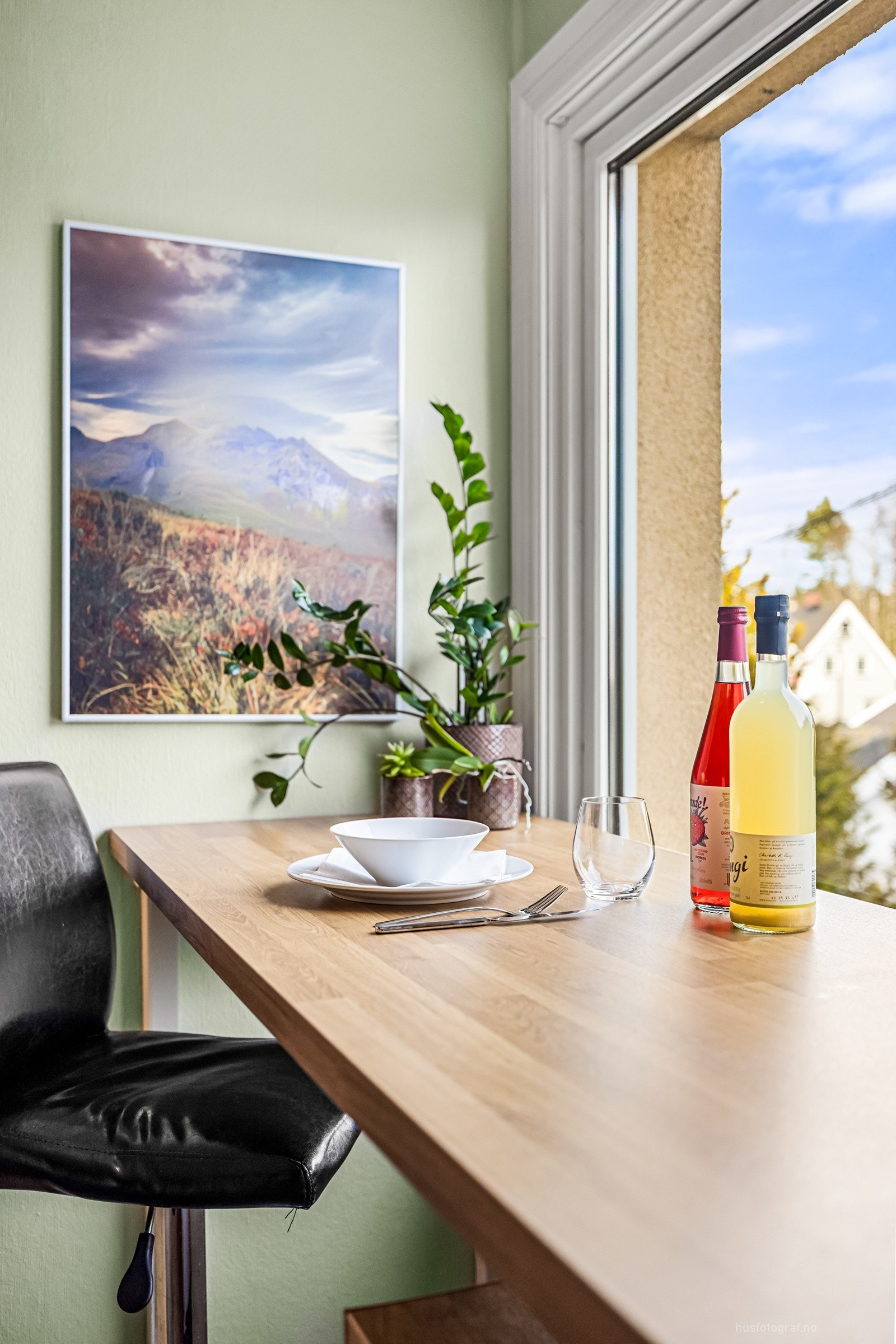 Det er etablert en hyggelig spiseplass innerst ved vinduet. Galleribilde