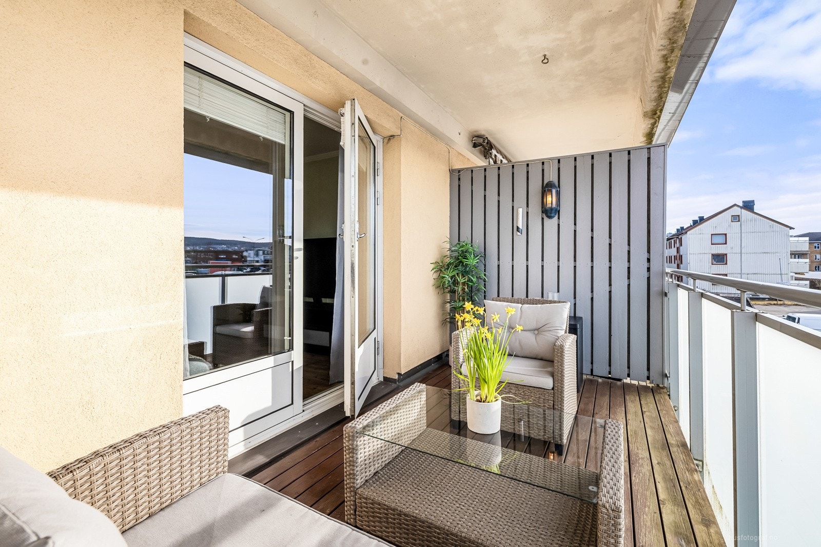 Balkongen er overbygd, har rekkverk i glass og levegg mot naboer. Galleribilde