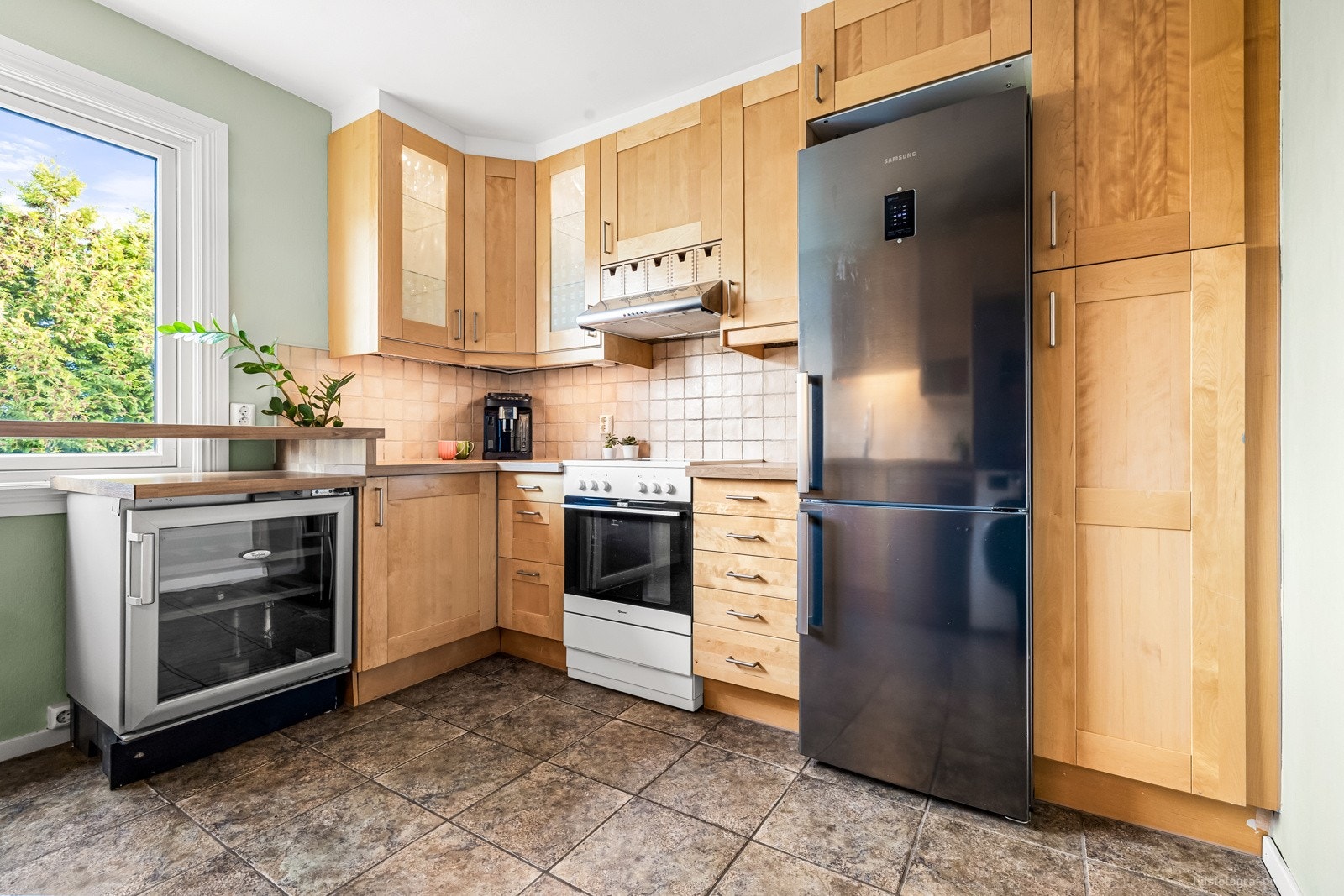 Leiligheten har et romslig kjøkken med godt lysinnslipp. Galleribilde