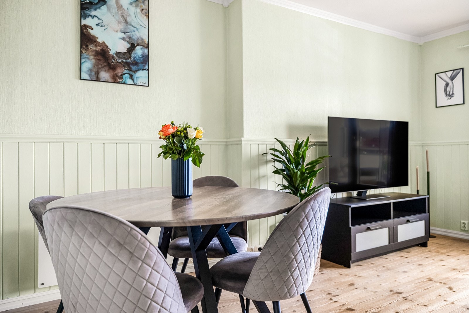 Stuen ble malt av nåværende eier i 2021. Galleribilde