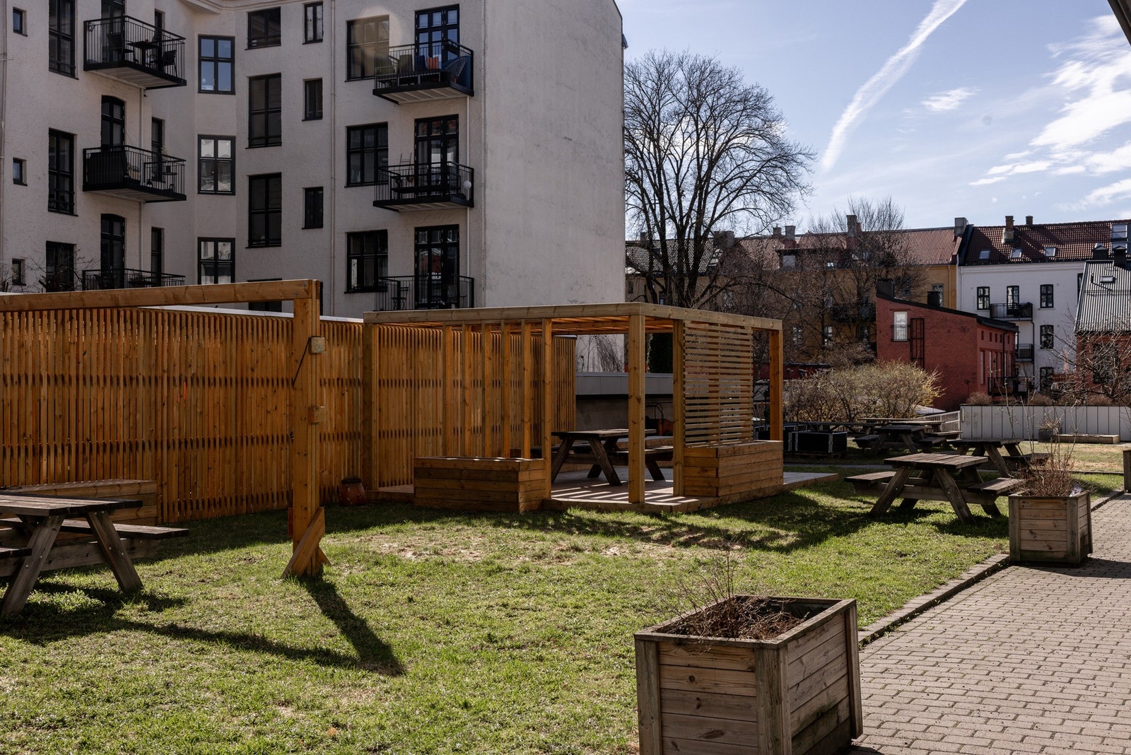 For større sosiale sammenkomster kan den velholdte felles bakgården benyttes, hvor det er flere sittegrupper tilgjengelig for beboerne. Galleribilde