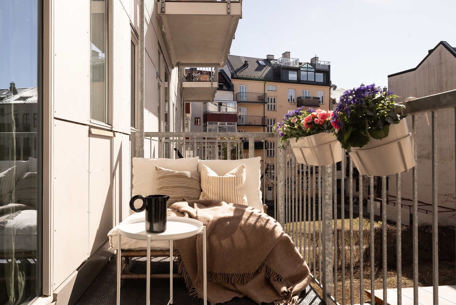 Her er det plass til en mindre sittegruppe og grill. Galleribilde