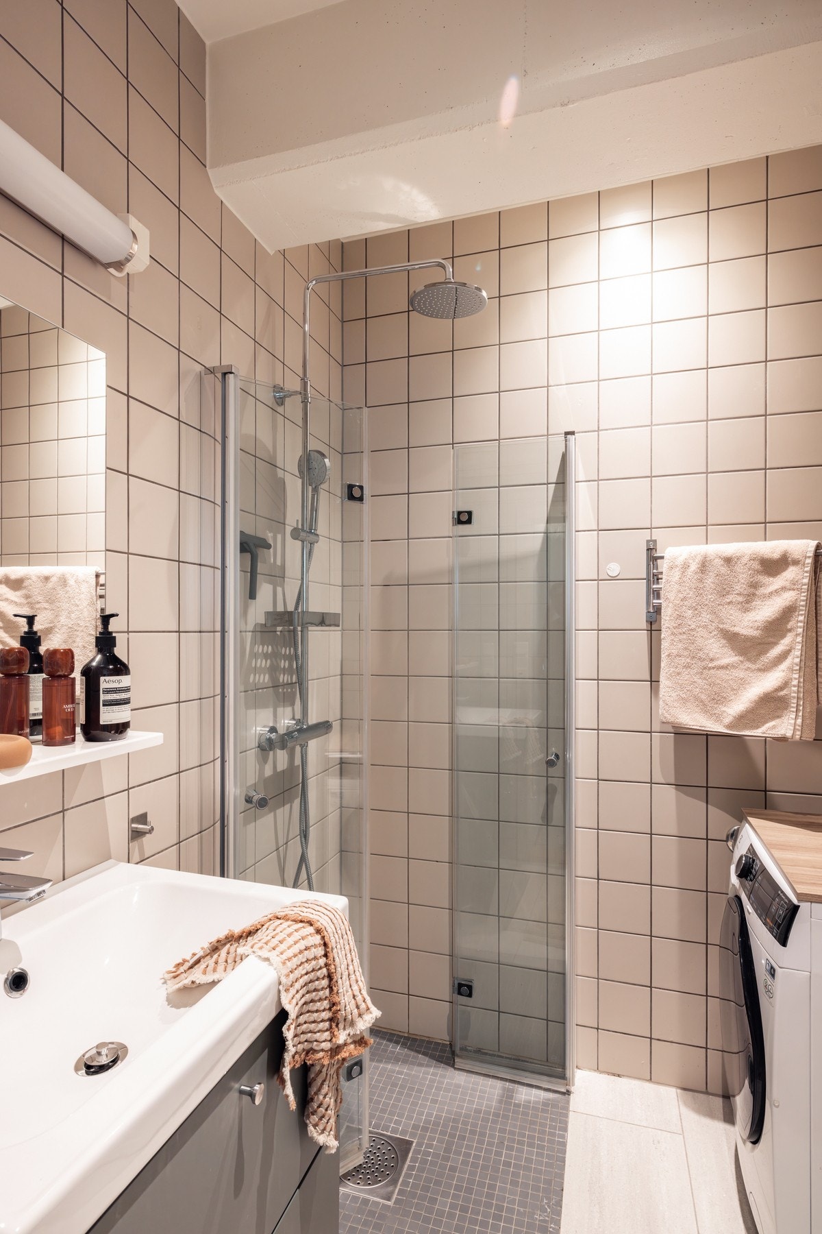 Badet har behagelig gulvvarme og opplegg for vaskemaskin. Galleribilde