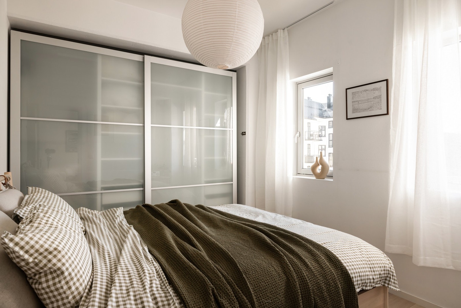 En stor skyvedørsgarderobe gir svært gode oppbevaringsmuligheter og bidrar til et ryddig og funksjonelt soverom. Galleribilde