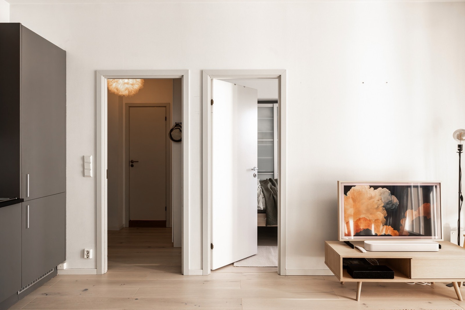 Soverommet ligger i direkte tilknytning til stuen og fremstår som et romslig og behagelig rom med god planløsning. Galleribilde