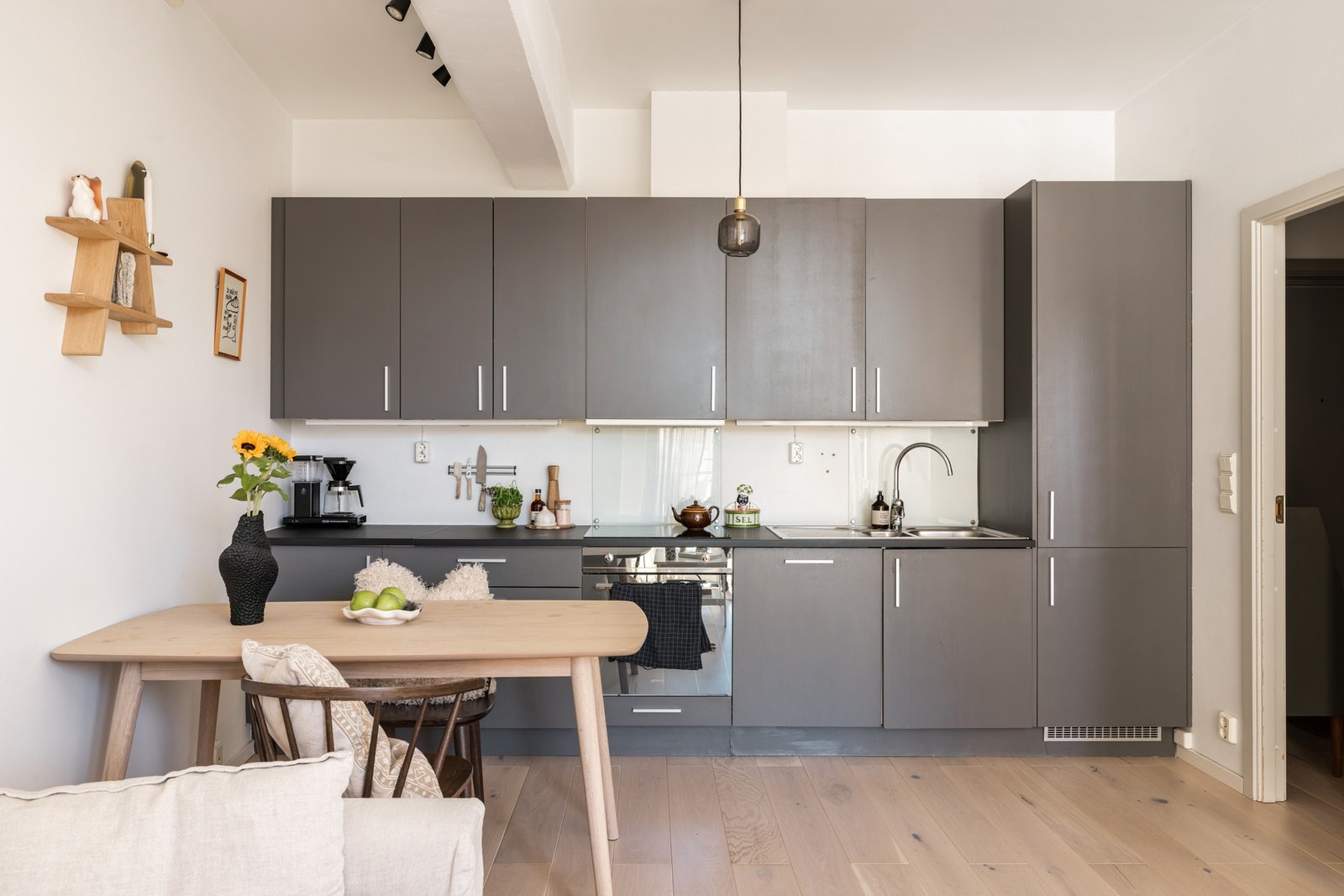 Kjøkkenet er godt utstyrt med integrerte hvitevarer fra bl.a. Smeg og Hisense. Galleribilde