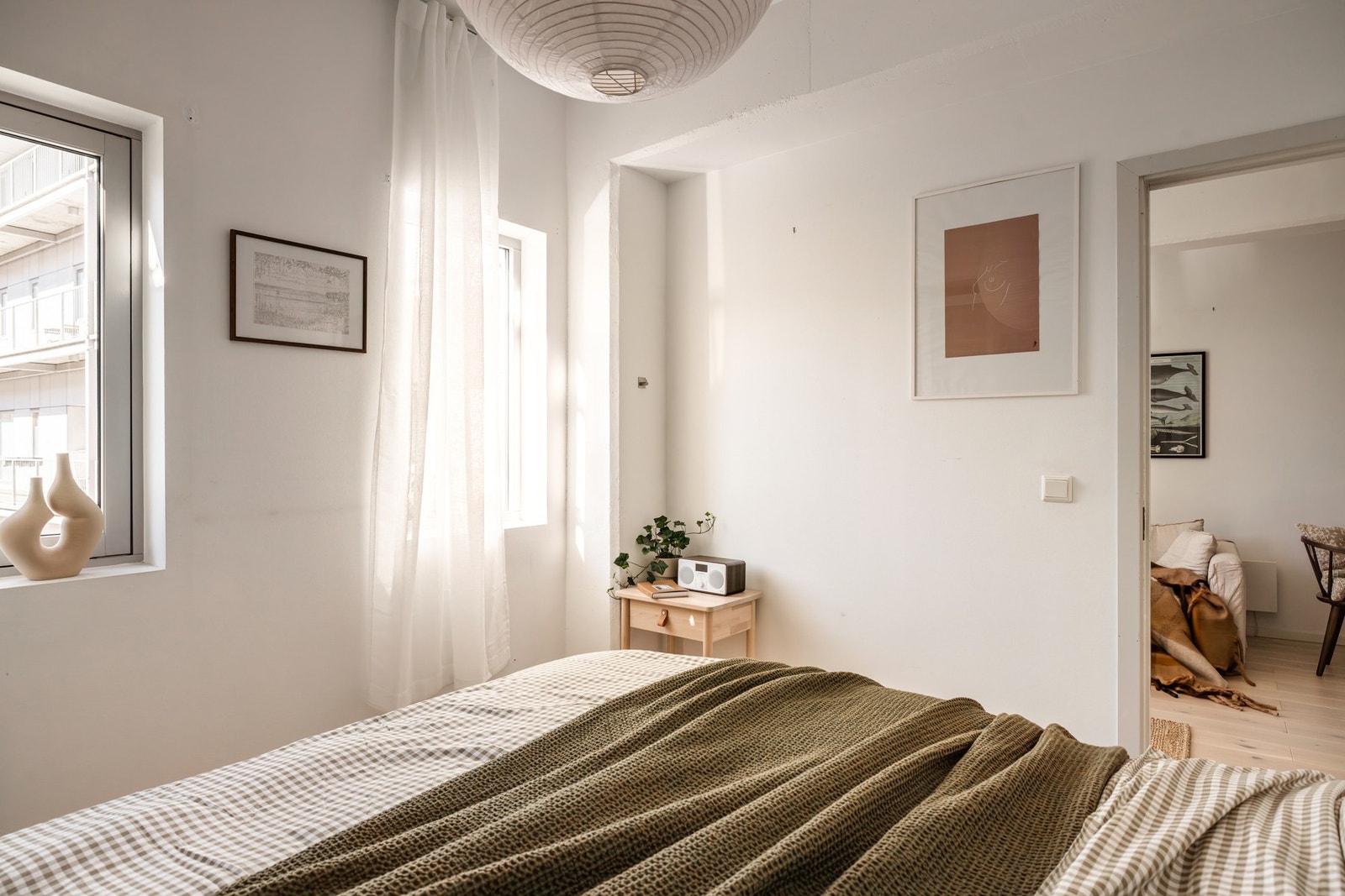 Vinduene slipper inn flott lys og gir et trivelig utsyn mot den rolige bakgården. Galleribilde