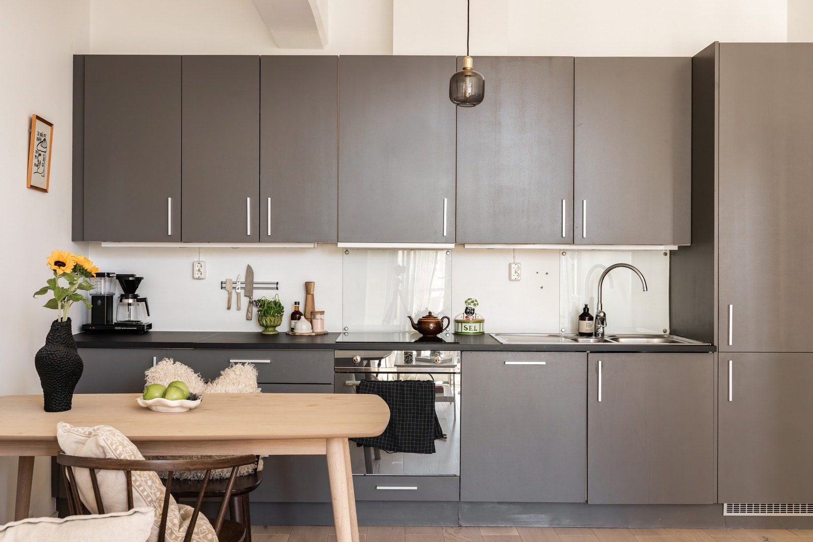 Tidløs kjøkkeninnredning med rikelig skapplass og gode arbeidsflater. Galleribilde