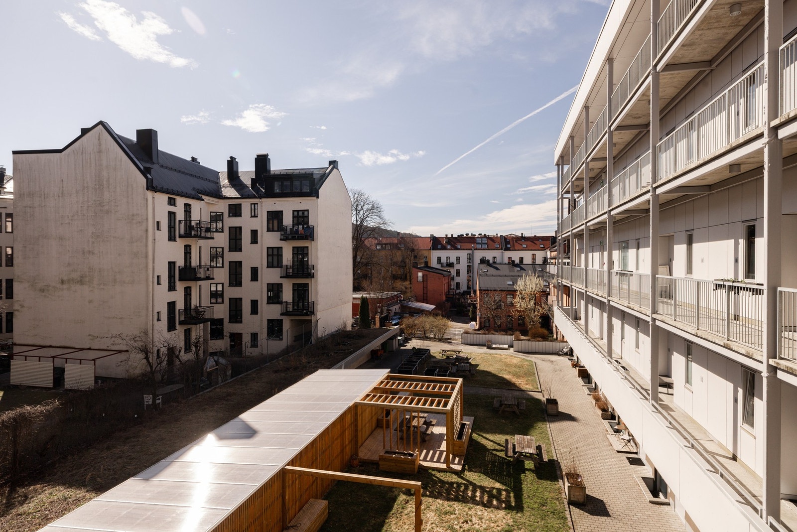 Utsyn mot en skjermet og frodig felles bakgård. Galleribilde