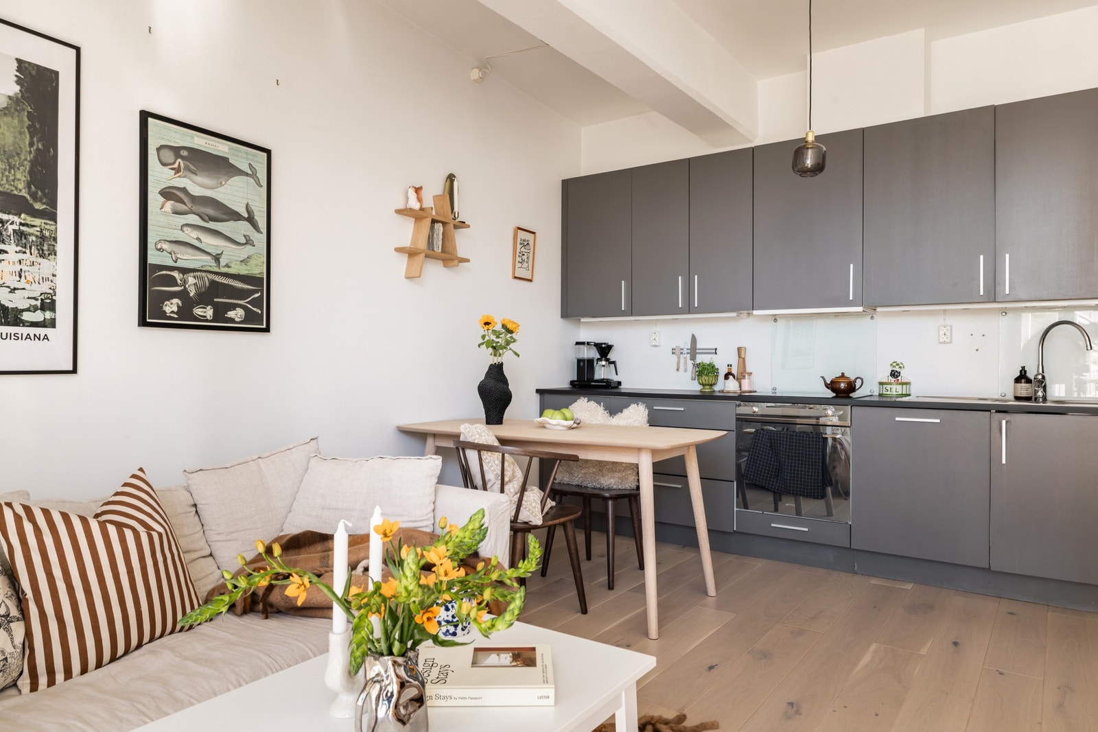 Kjøkkenet ligger i en åpen og sosial løsning mot stuen - perfekt til både hverdag og selskapeligheter. Galleribilde