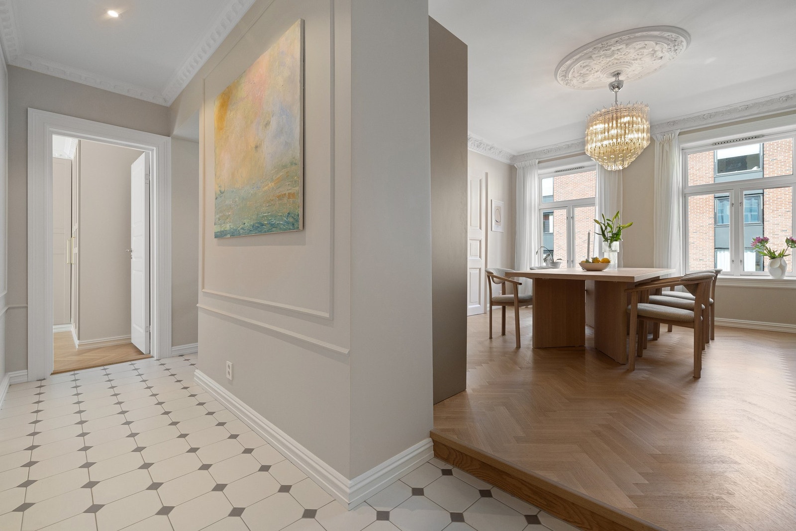 Innbydende entré med adkomst til samtlige rom i leiligheten. Galleribilde