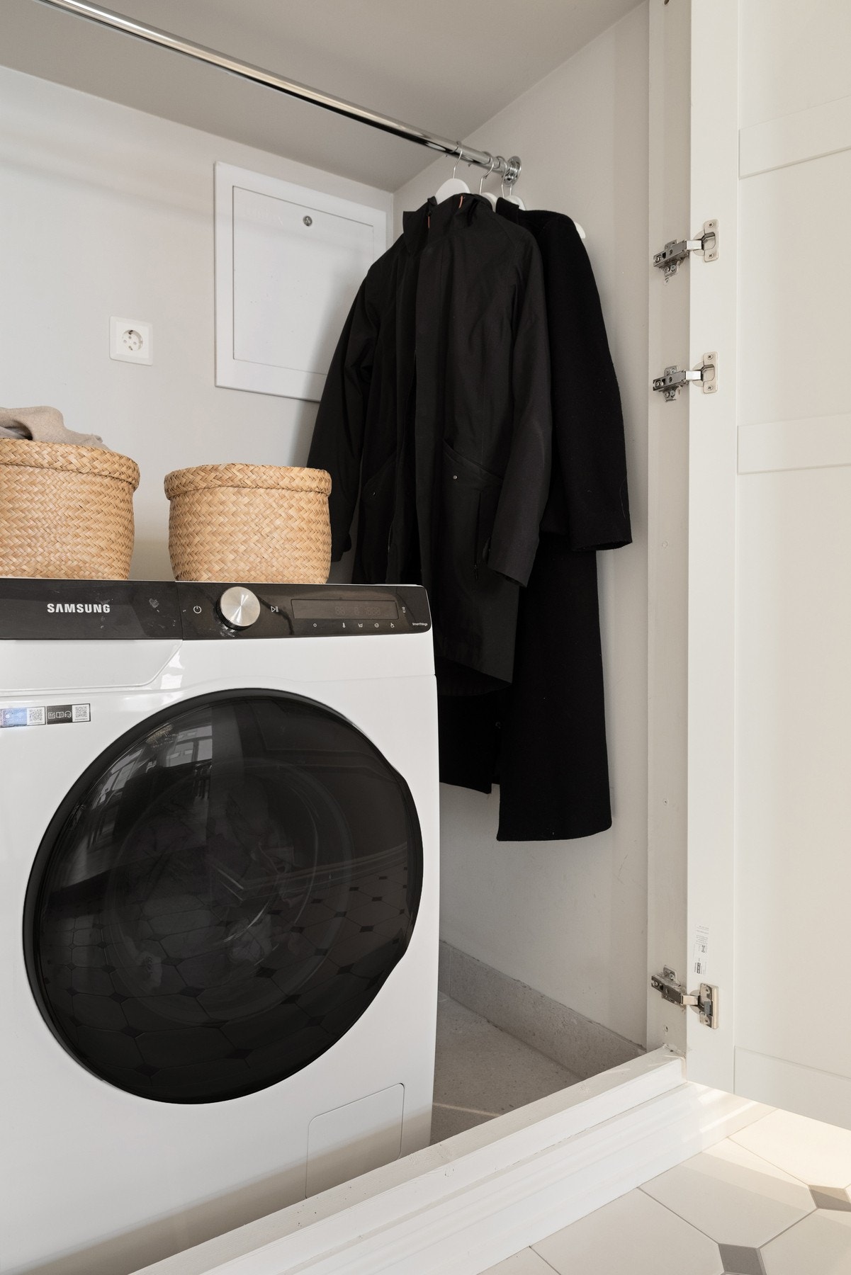 Det er etablert opplegg for vaskemaskin i skap i entré. Galleribilde