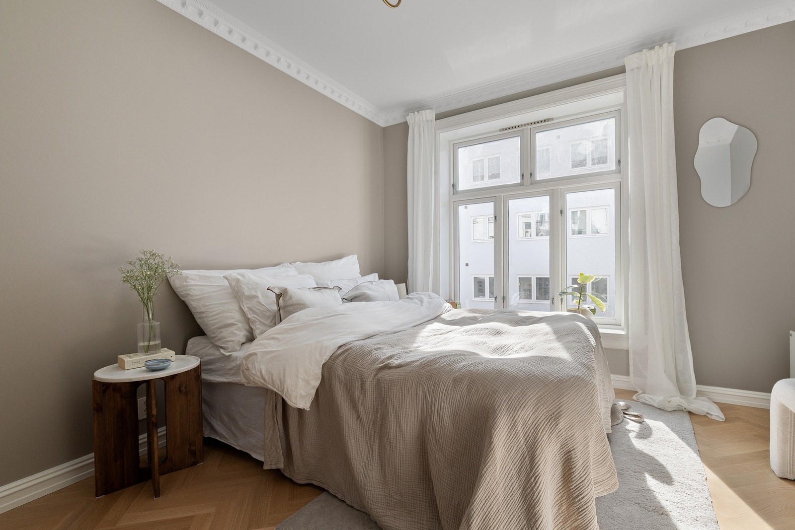 Master soverom som vender mot stille og rolig bakgård. Galleribilde