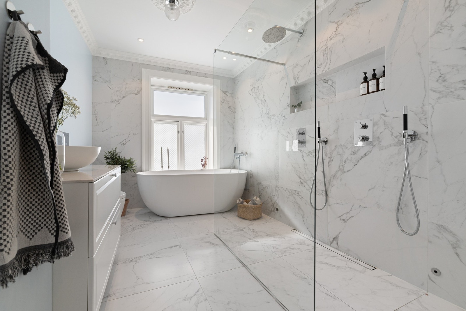 Nybygget baderom med innebygde armaturer fra Tapwell, badekar og dobbeldusj. Klassisk eleganse på baderom med full takhøyde, stukkatur og rosett. Galleribilde