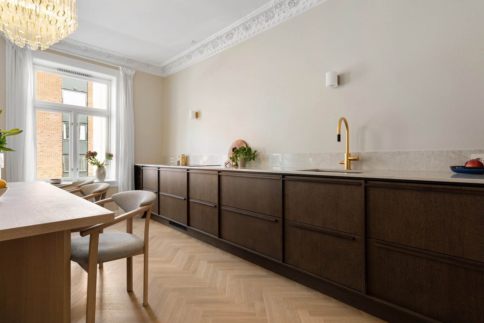 Det er nydelig stukkatur og rosett på kjøkkenet. Sammen med den generøse takhøyden gir dette en svært god atmosfære. Galleribilde