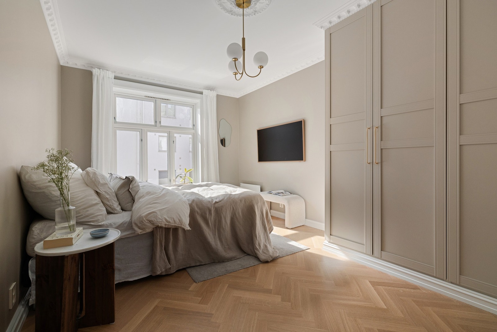 Det er satt opp svært lekre garderobeskap med profilerte fronter og påkostede håndtak. Galleribilde