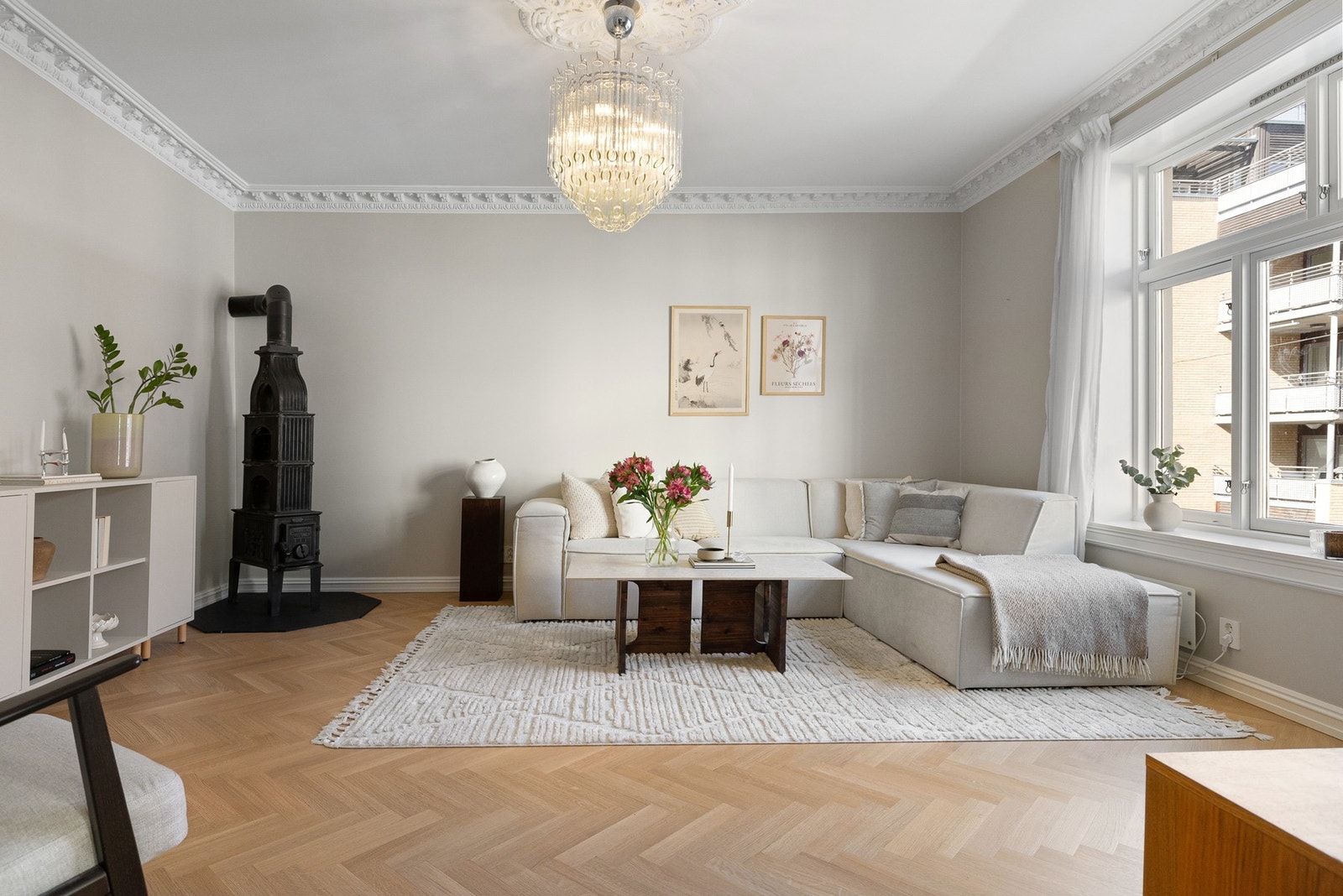 Den nydelige fiskebensparketten sammen med de brede listene, stukkaturen og rosettene komplementerer det klassiske uttrykket i leiligheten. Galleribilde