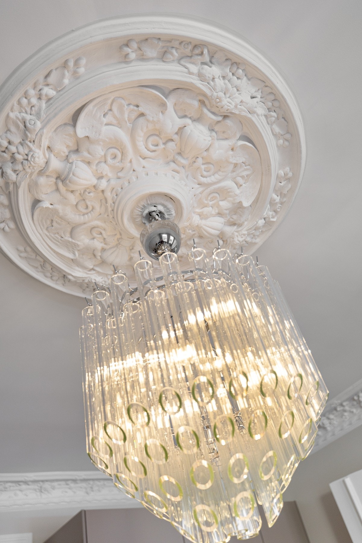 Det er skjult anlegg til rosett for takbelysning uten synlige ledninger. Galleribilde