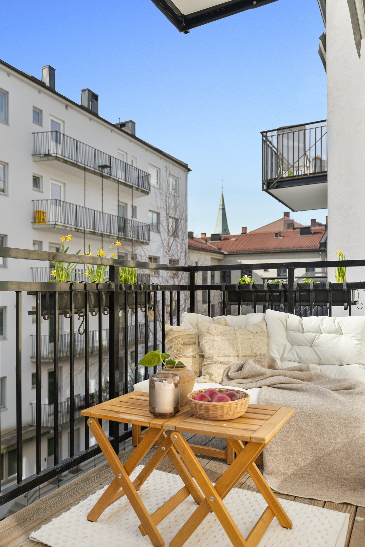 Balkongen vender mot idyllisk og rolig bakgård. Galleribilde