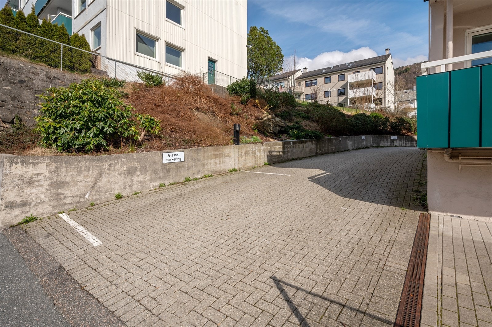 - Borettslaget har felles parkeringsplass. Venteliste i borettslaget og ansiennitetsprinsippet blir fulgt - Galleribilde