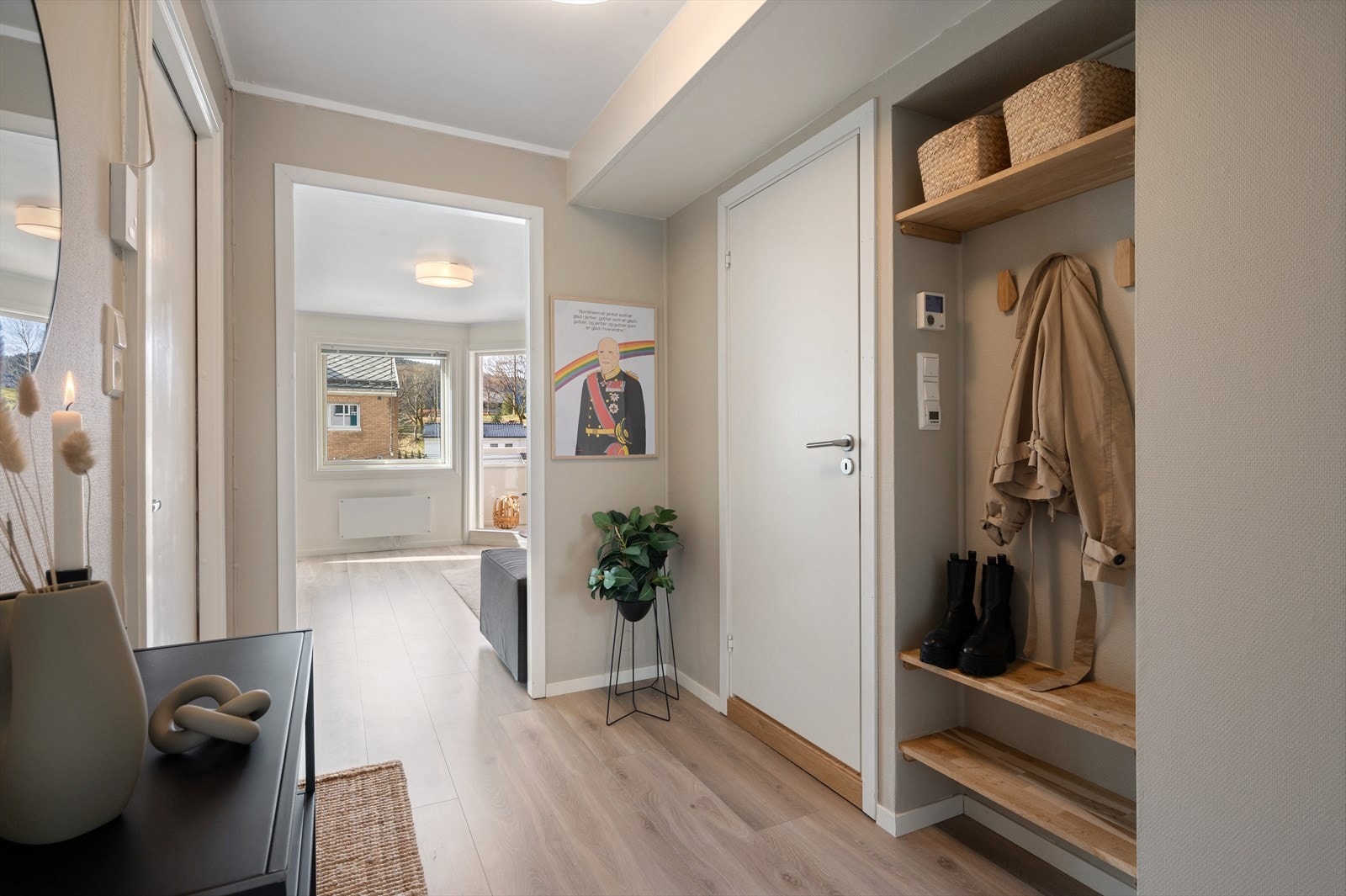 - Lys og romslig entré som gir et flott førsteinntrykk av boligen - Galleribilde