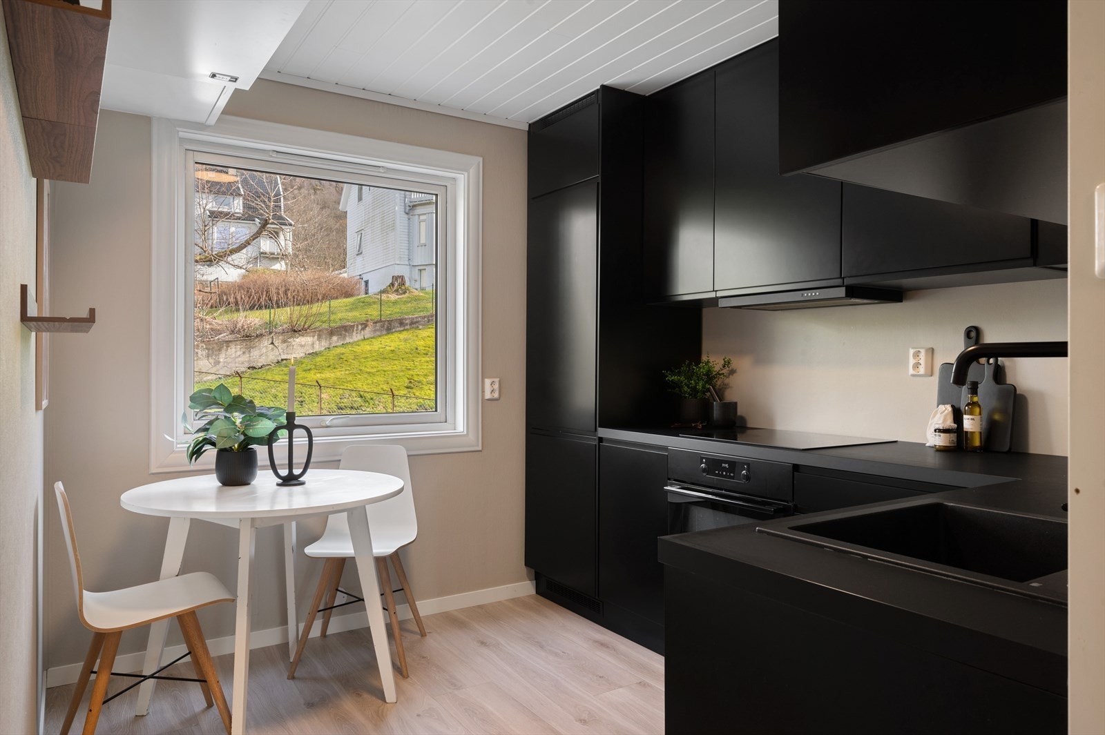 - Moderne og separat kjøkken vurdert til tilstandsgrad 1 av takstmannen - Galleribilde