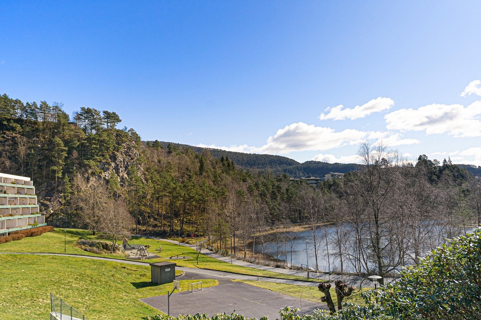 Det er kort vei til flere flotte turområder i varierende terreng. Blant mulighetene er ulike turstier opp Løvstakken eller en tur rundt Ortuvannet, i Kanadaskogen eller til Tennebekk Galleribilde