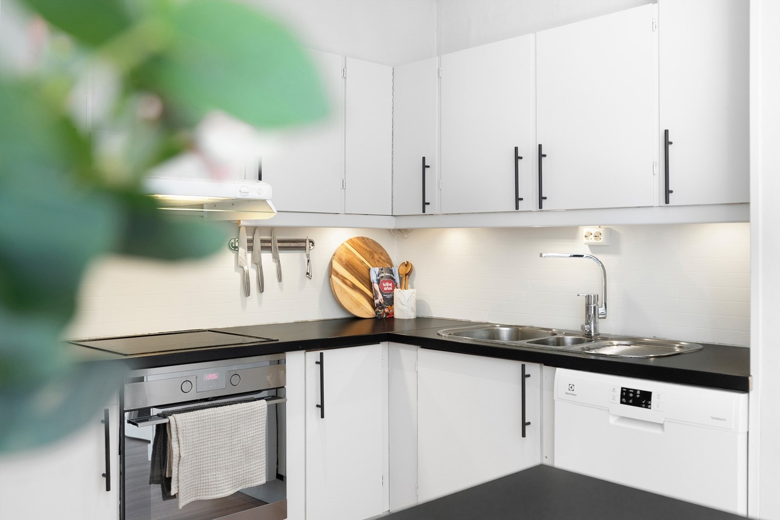 Kjøkkenet er praktisk utformet med godt av benk- og skapplass. Galleribilde