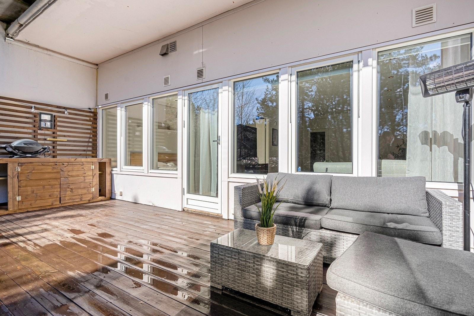 Fra stuen er det utgang til en herlig terrasseplatting! Galleribilde