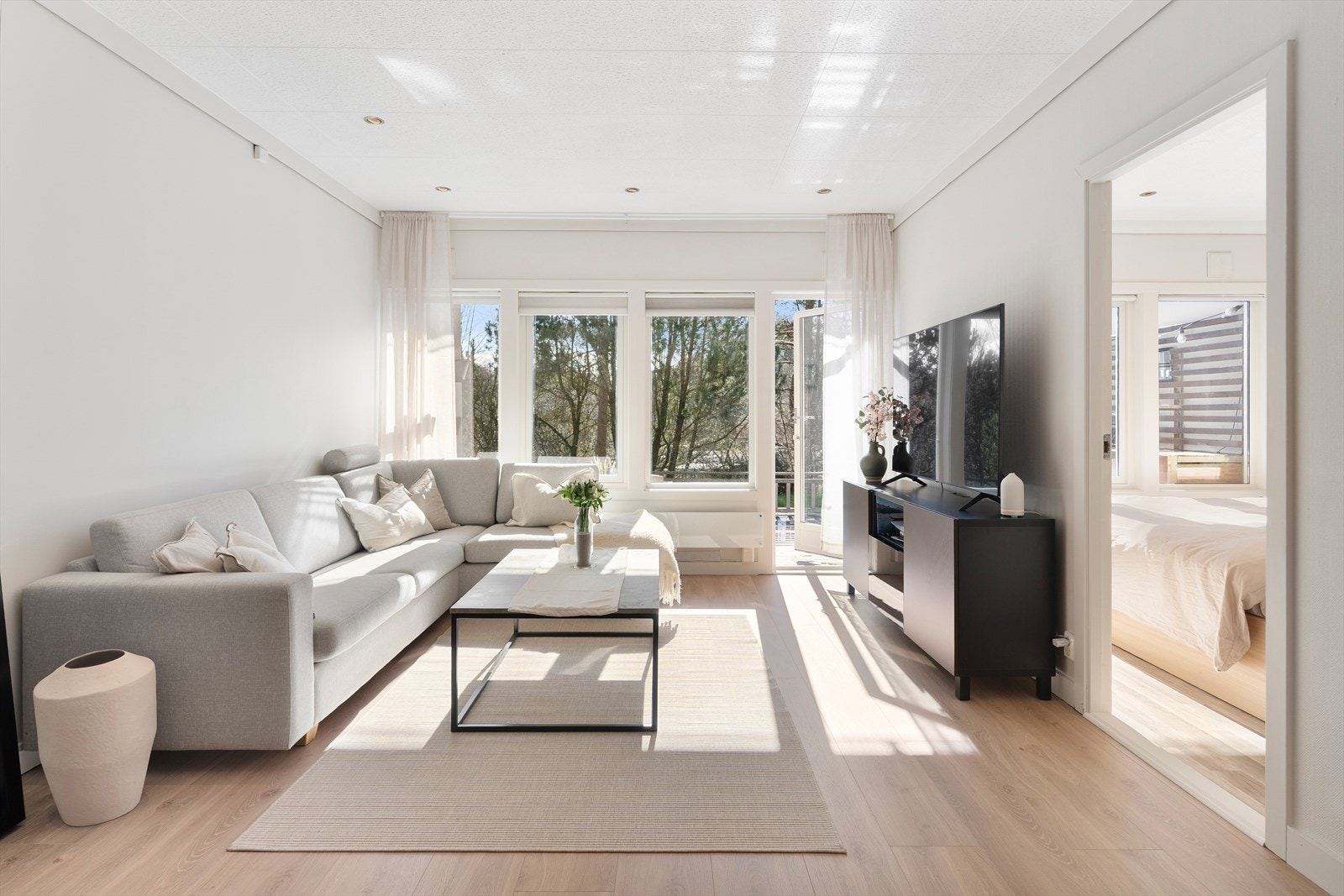 Lys og pen stue med moderne overflater og tidsriktige fargevalg. Galleribilde