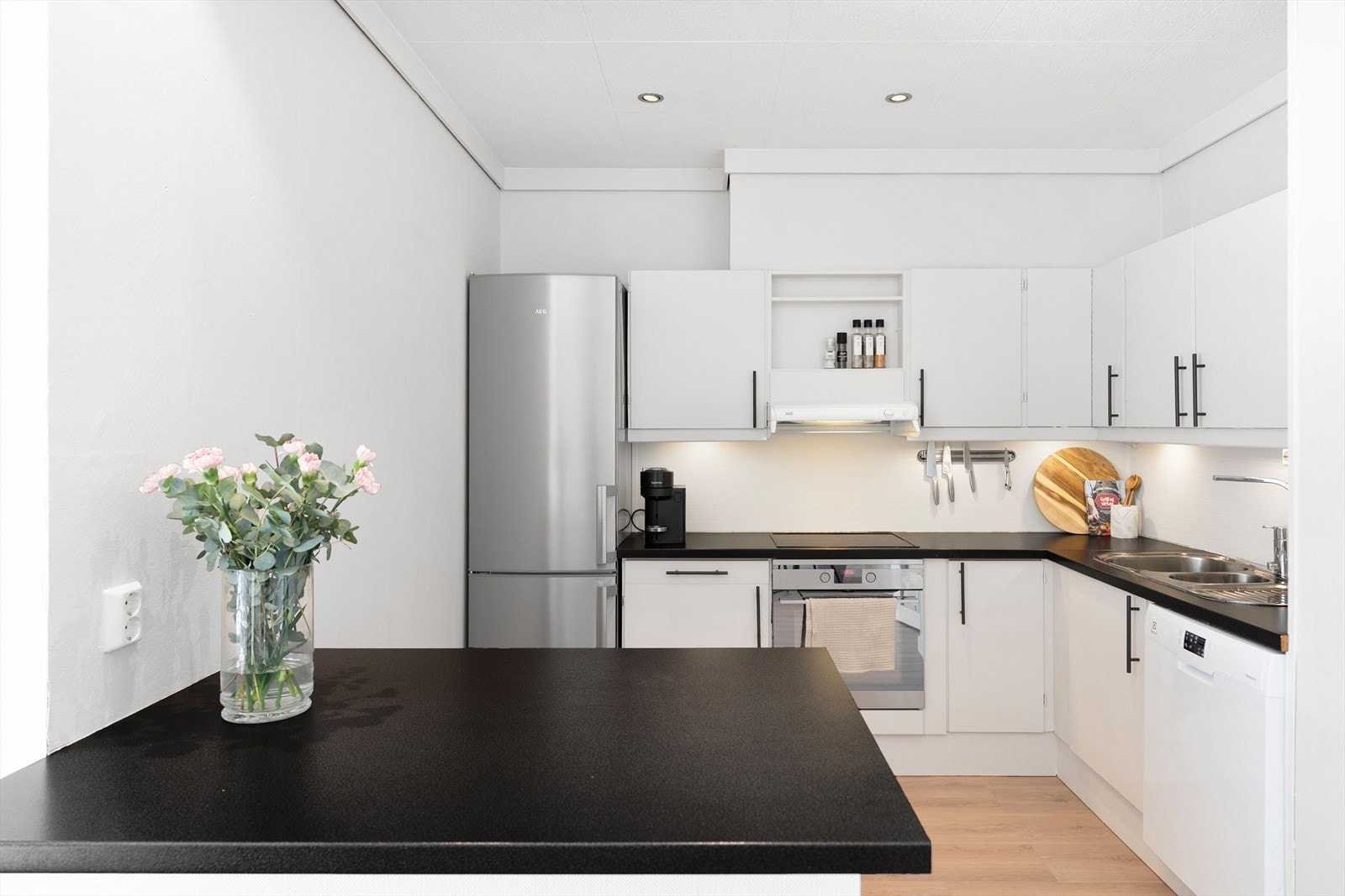 Leiligheten har en delikat løsning mellom stue og kjøkken. Galleribilde