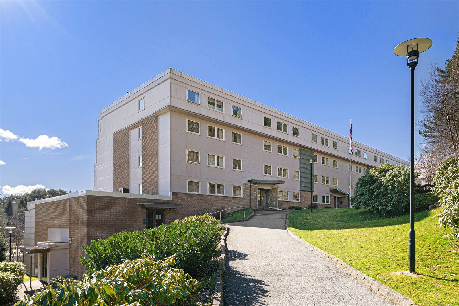 Leiligheten ligger fint til i byggets første etasje i et populært og attraktivt boligområde sentralt i Fyllingsdalen. Galleribilde