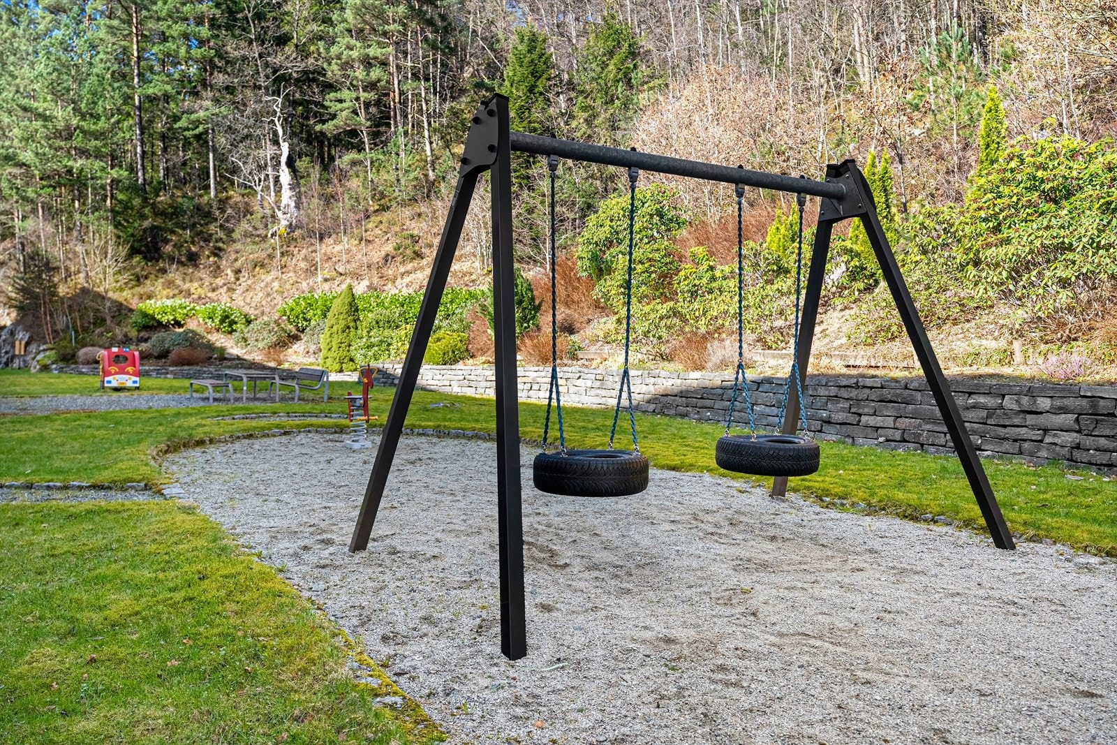 Borettslagets tomt er pent opparbeidet med grøntareal, lekeplass og interne adkomstveier. Galleribilde